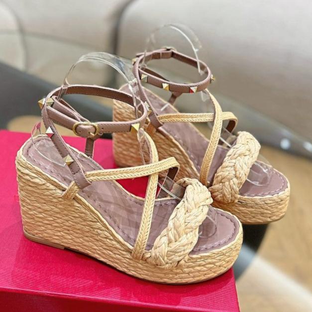 GARAVANI ROCKSTUD WEDGE SANDALS IN ROSY BROWN CALFSKIN AND BEIGE RAFFIA - 35
