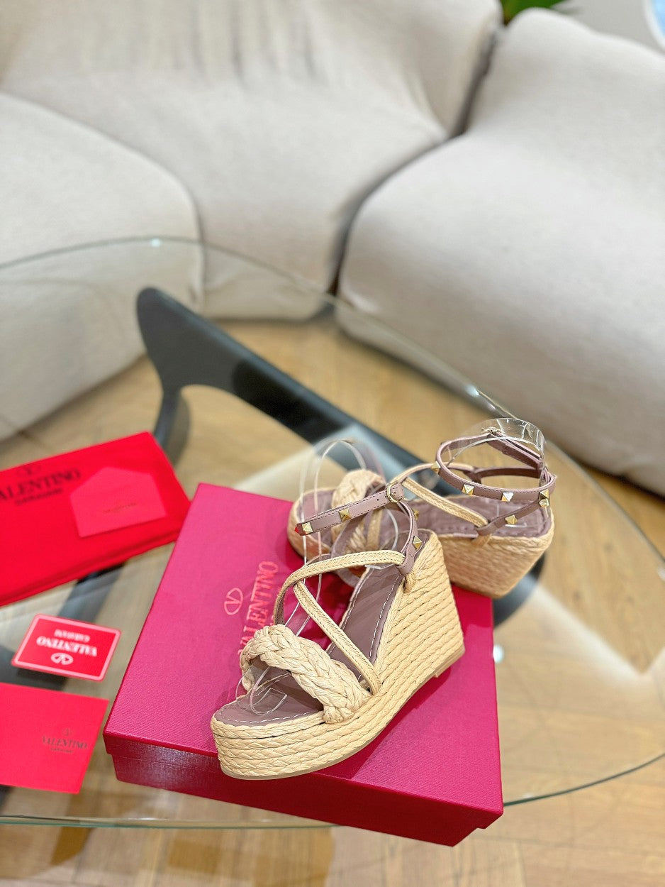 GARAVANI ROCKSTUD WEDGE SANDALS IN ROSY BROWN CALFSKIN AND BEIGE RAFFIA - 35