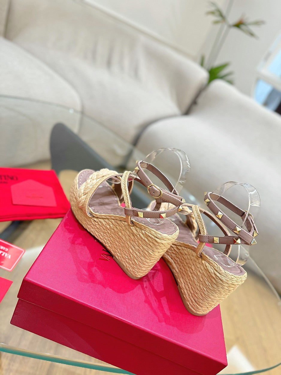 GARAVANI ROCKSTUD WEDGE SANDALS IN ROSY BROWN CALFSKIN AND BEIGE RAFFIA - 35