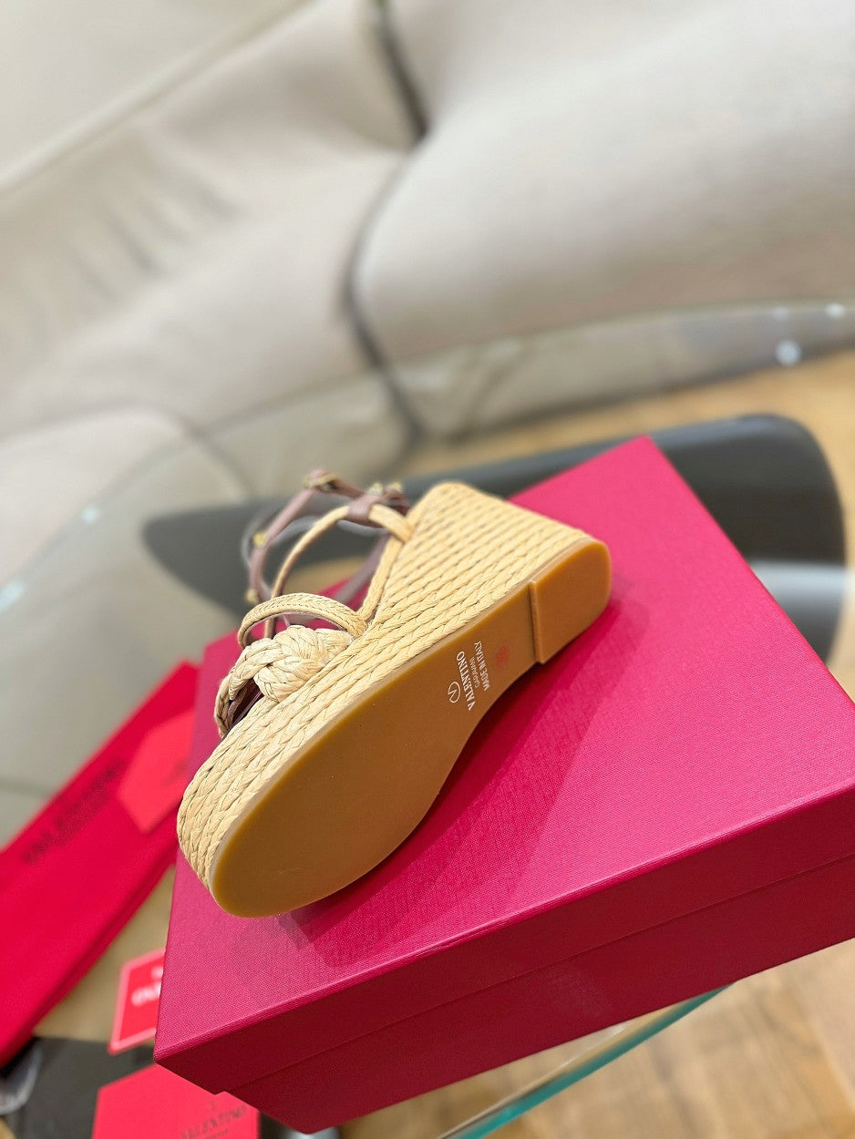 GARAVANI ROCKSTUD WEDGE SANDALS IN ROSY BROWN CALFSKIN AND BEIGE RAFFIA - 35