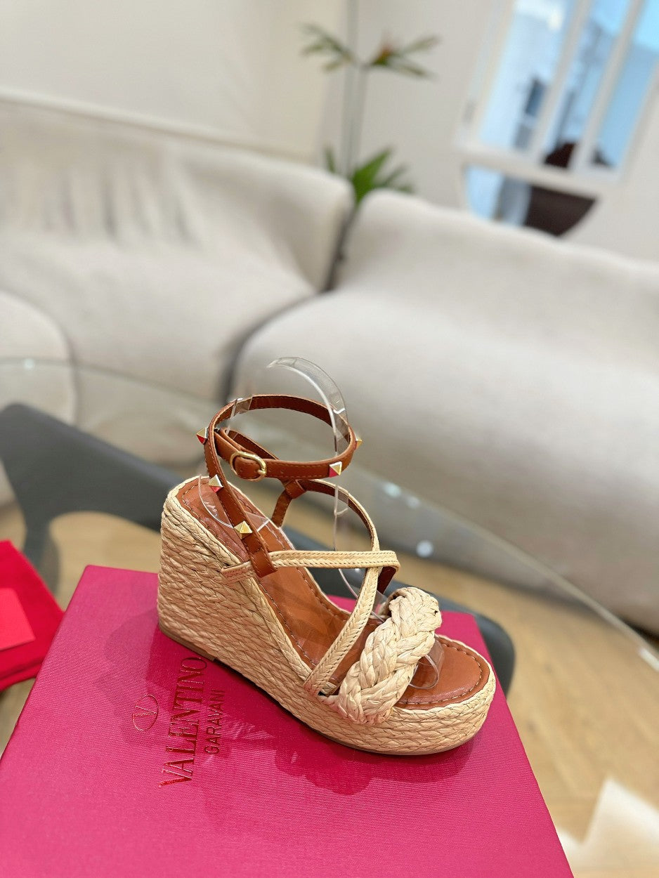 GARAVANI ROCKSTUD WEDGE SANDALS IN BRONZE BROWN CALFSKIN AND BEIGE RAFFIA - 35
