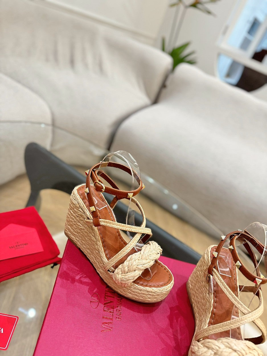 GARAVANI ROCKSTUD WEDGE SANDALS IN BRONZE BROWN CALFSKIN AND BEIGE RAFFIA - 35
