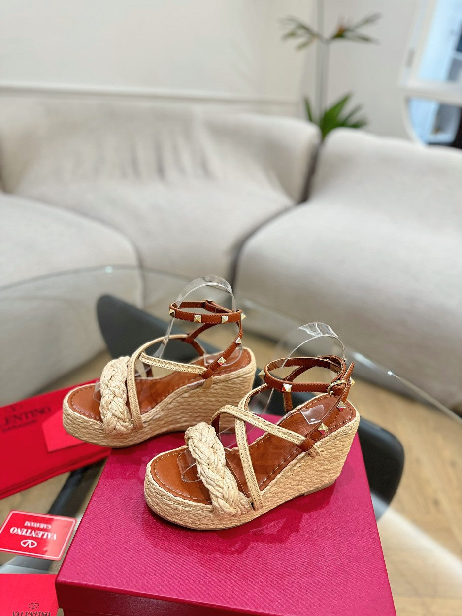 GARAVANI ROCKSTUD WEDGE SANDALS IN BRONZE BROWN CALFSKIN AND BEIGE RAFFIA - 35