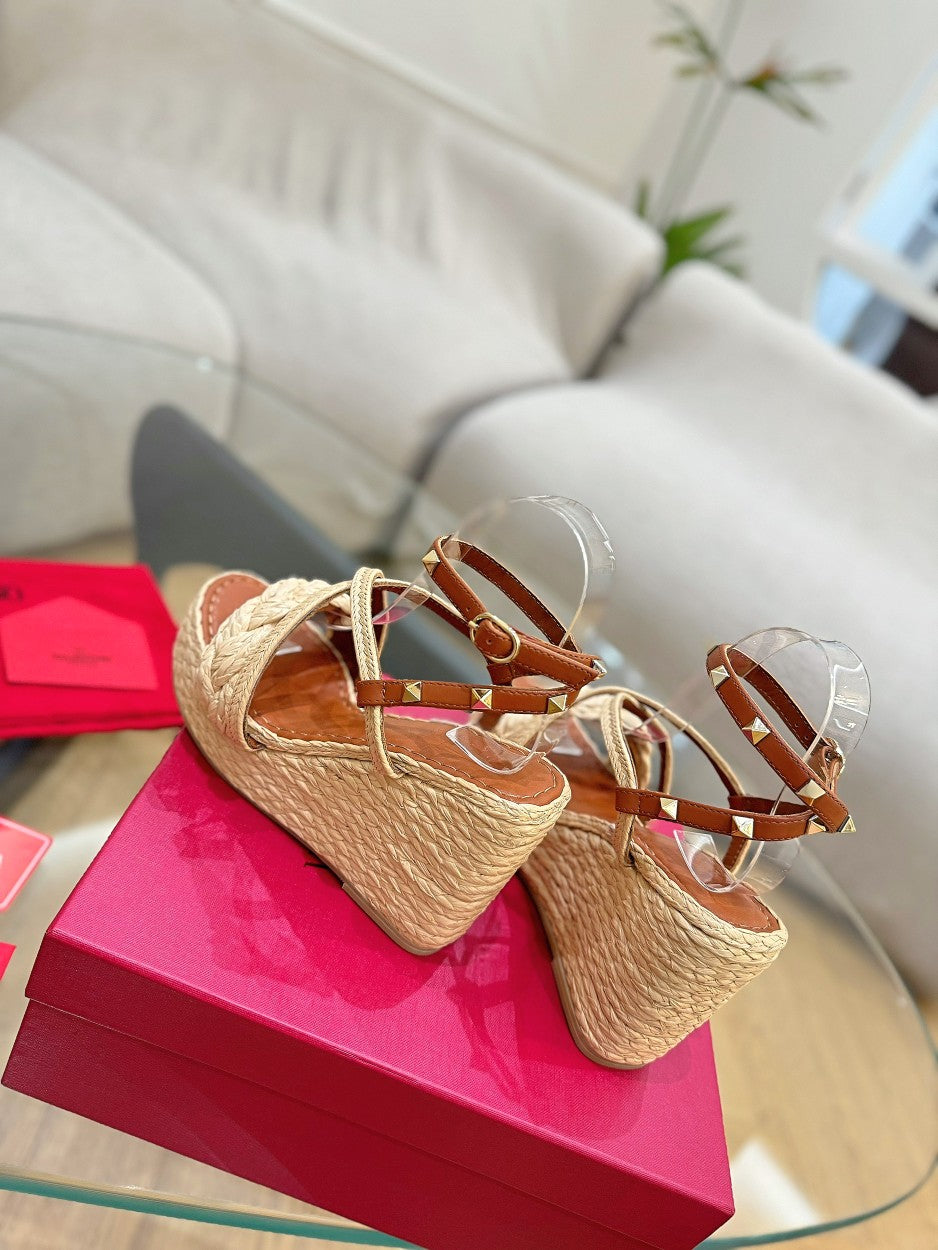 GARAVANI ROCKSTUD WEDGE SANDALS IN BRONZE BROWN CALFSKIN AND BEIGE RAFFIA - 35