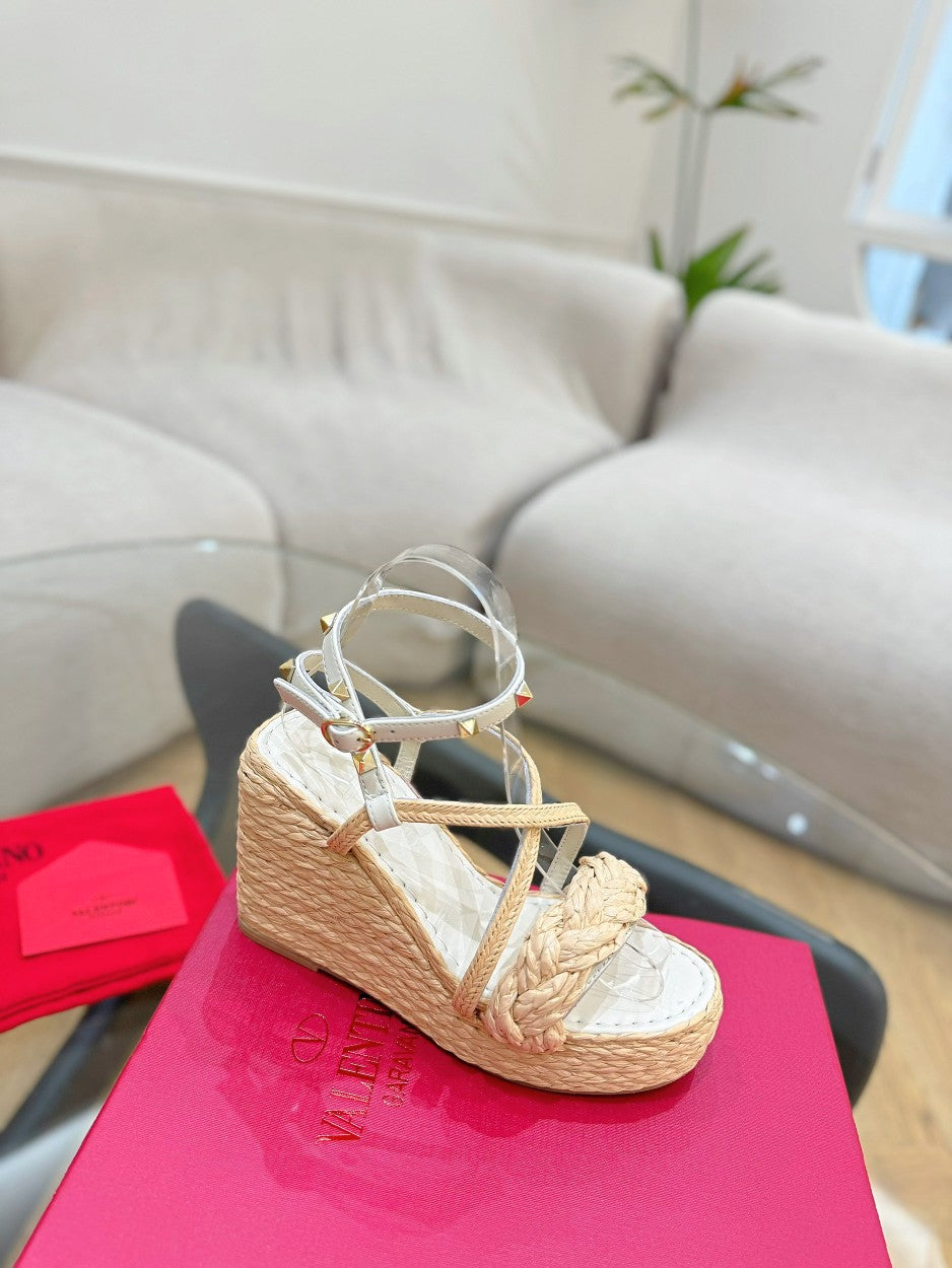 GARAVANI ROCKSTUD WEDGE SANDALS IN WHITE CALFSKIN AND BEIGE RAFFIA - 35
