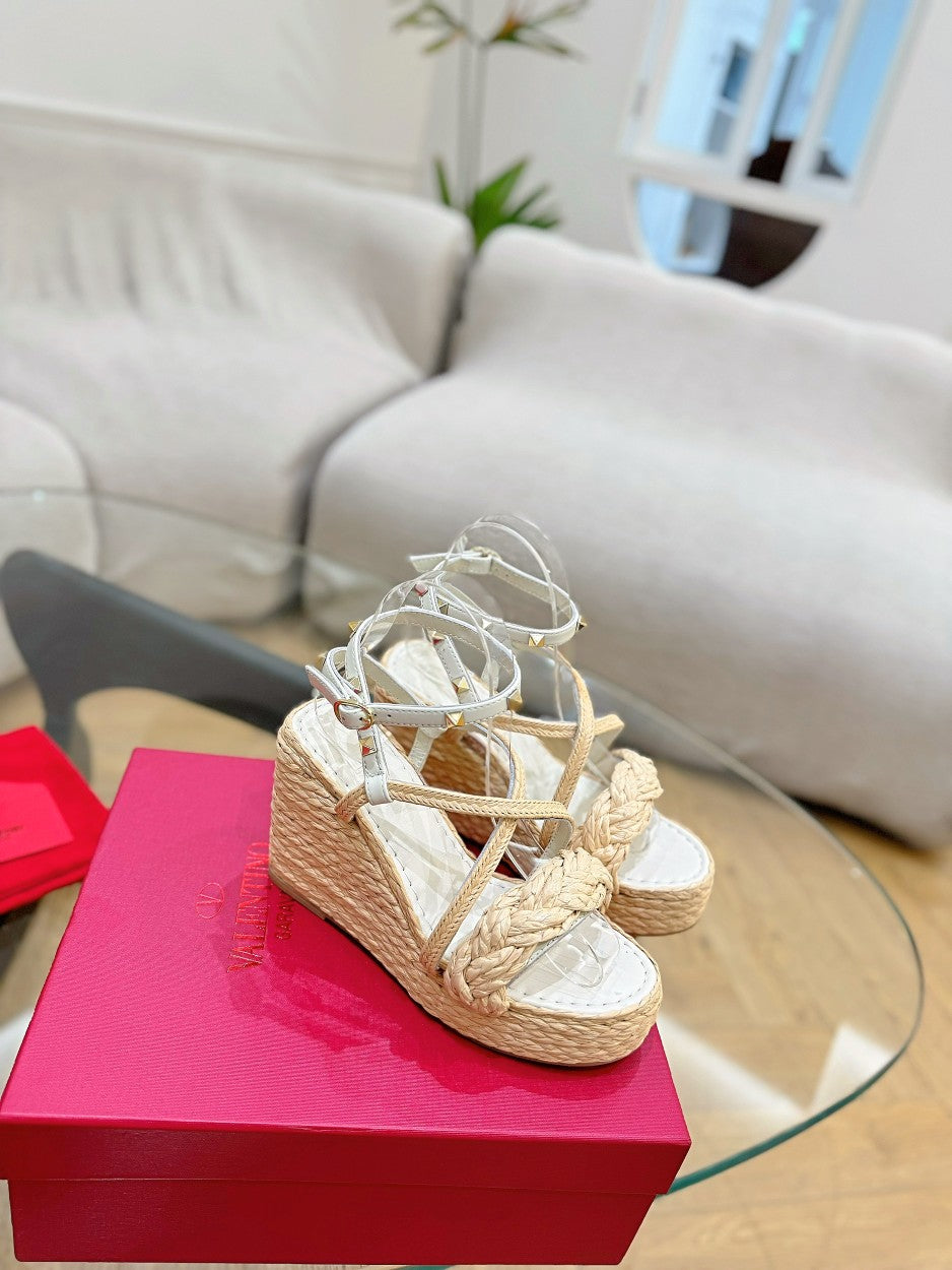 GARAVANI ROCKSTUD WEDGE SANDALS IN WHITE CALFSKIN AND BEIGE RAFFIA - 35