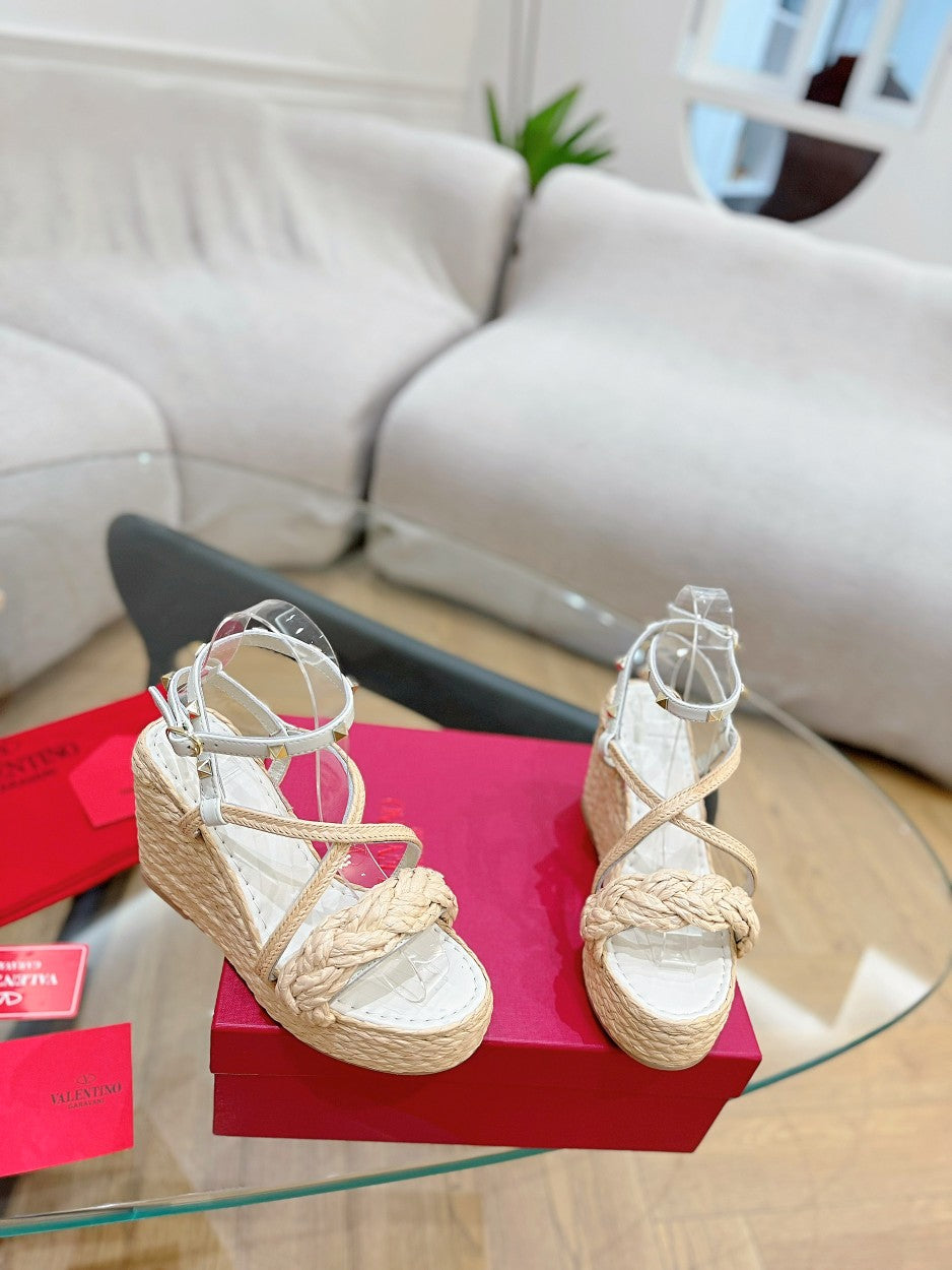 GARAVANI ROCKSTUD WEDGE SANDALS IN WHITE CALFSKIN AND BEIGE RAFFIA - 35
