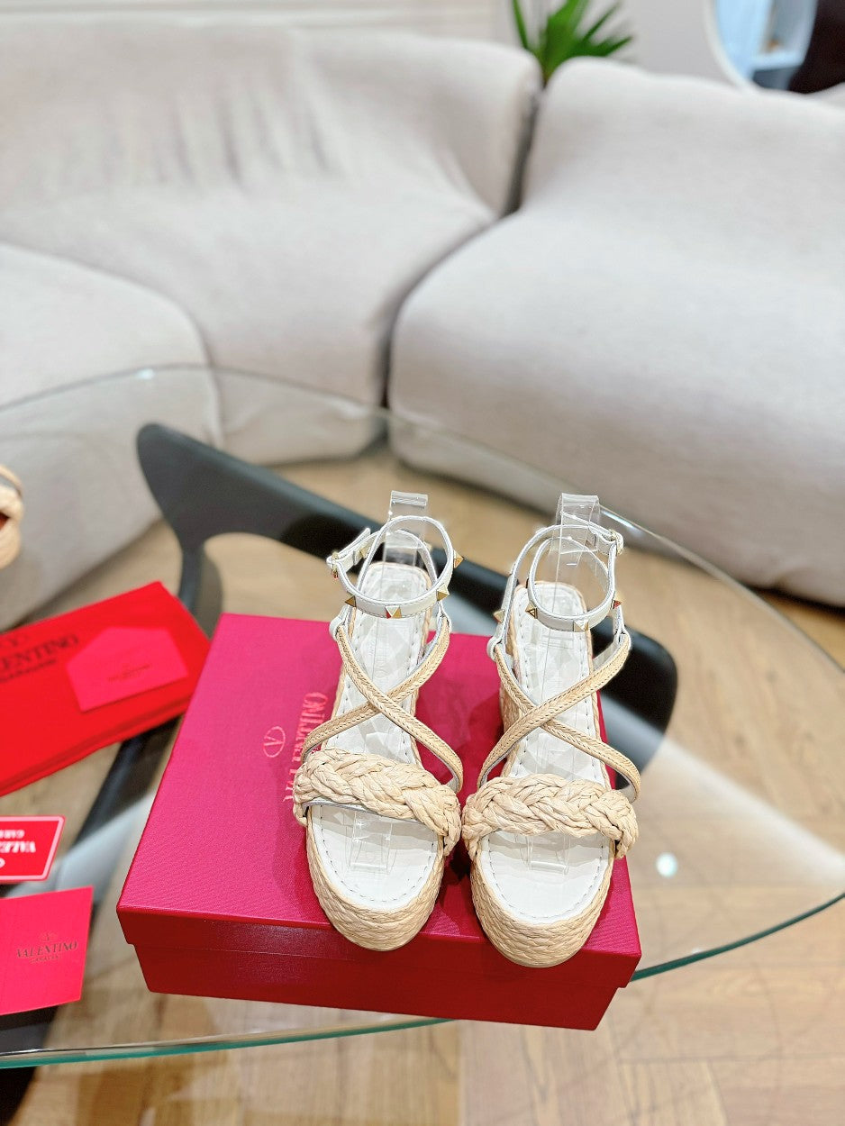 GARAVANI ROCKSTUD WEDGE SANDALS IN WHITE CALFSKIN AND BEIGE RAFFIA - 35