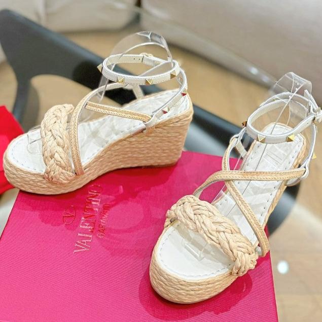 GARAVANI ROCKSTUD WEDGE SANDALS IN WHITE CALFSKIN AND BEIGE RAFFIA - 35