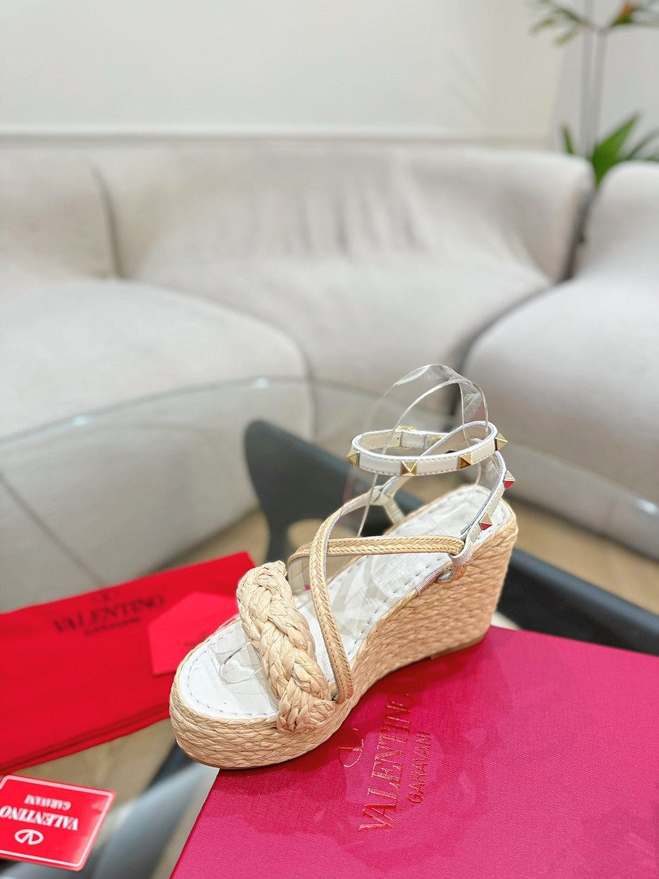 GARAVANI ROCKSTUD WEDGE SANDALS IN WHITE CALFSKIN AND BEIGE RAFFIA - 35