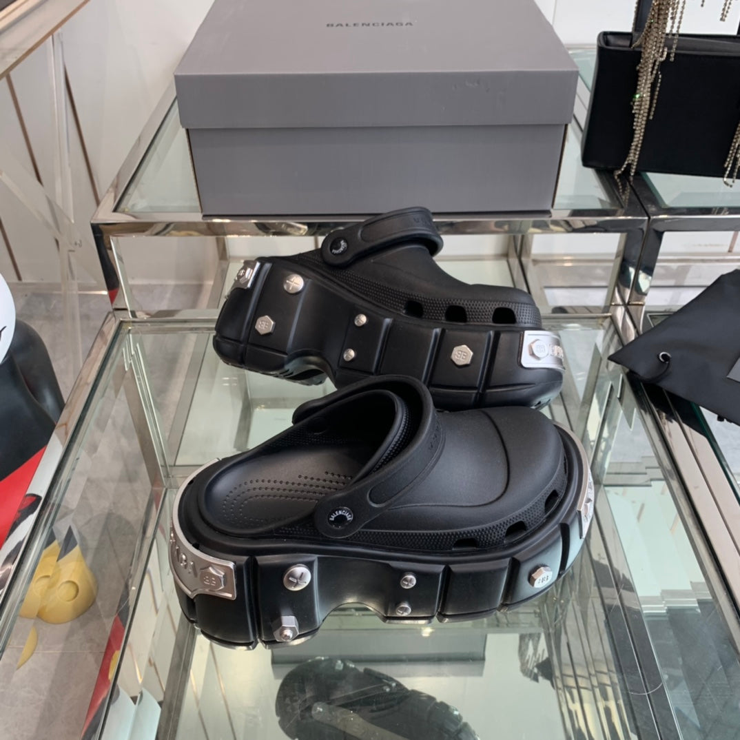 HARDCROCS MULES IN BLACK RUBBER - 36