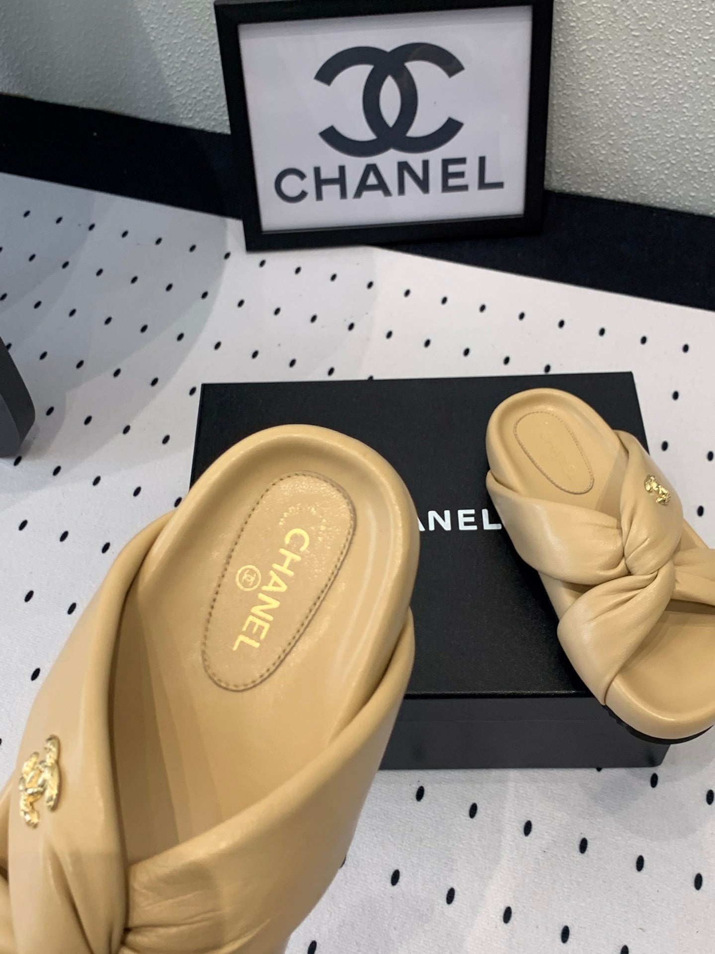 TWISTED SLIPPERS IN DARK CREAM LAMBSKIN - 35