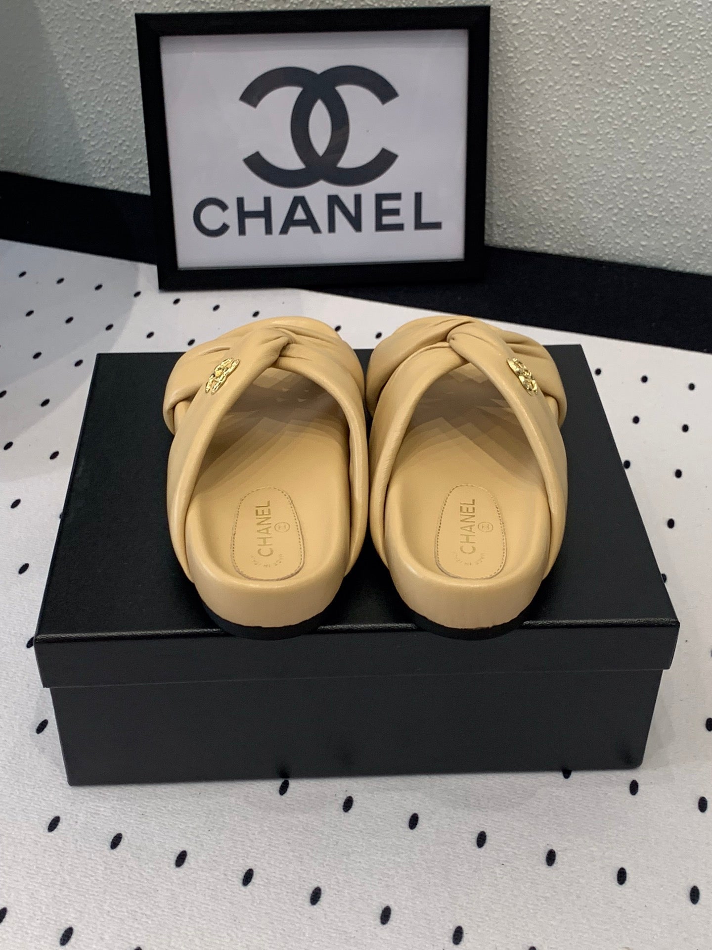 TWISTED SLIPPERS IN DARK CREAM LAMBSKIN - 35