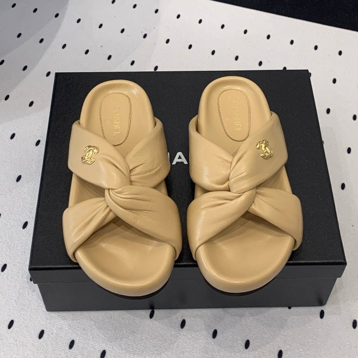TWISTED SLIPPERS IN DARK CREAM LAMBSKIN - 35