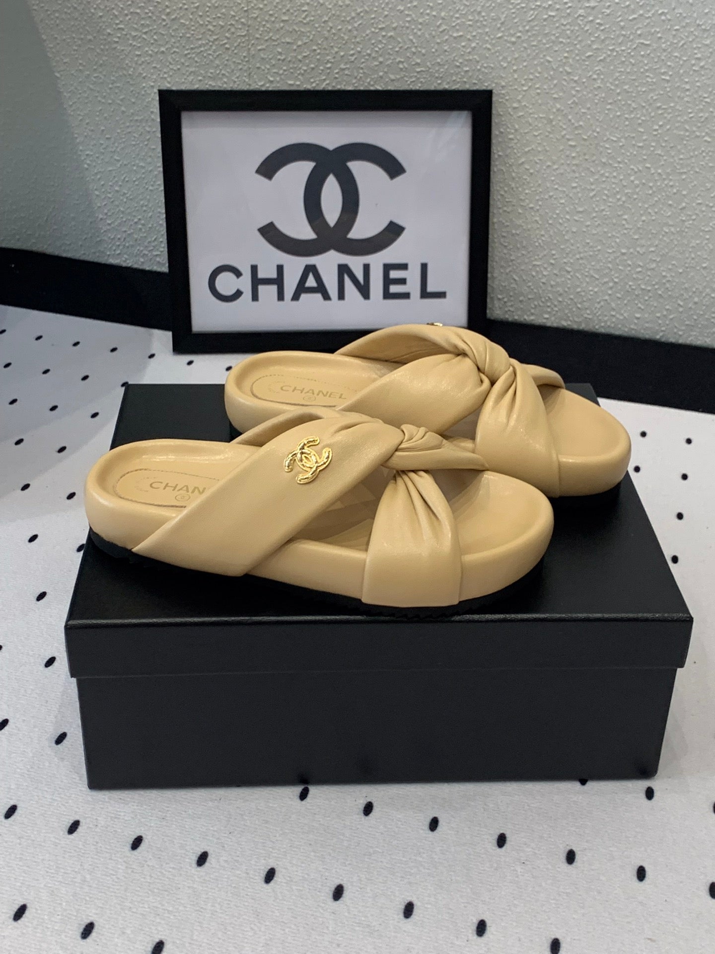 TWISTED SLIPPERS IN DARK CREAM LAMBSKIN - 35