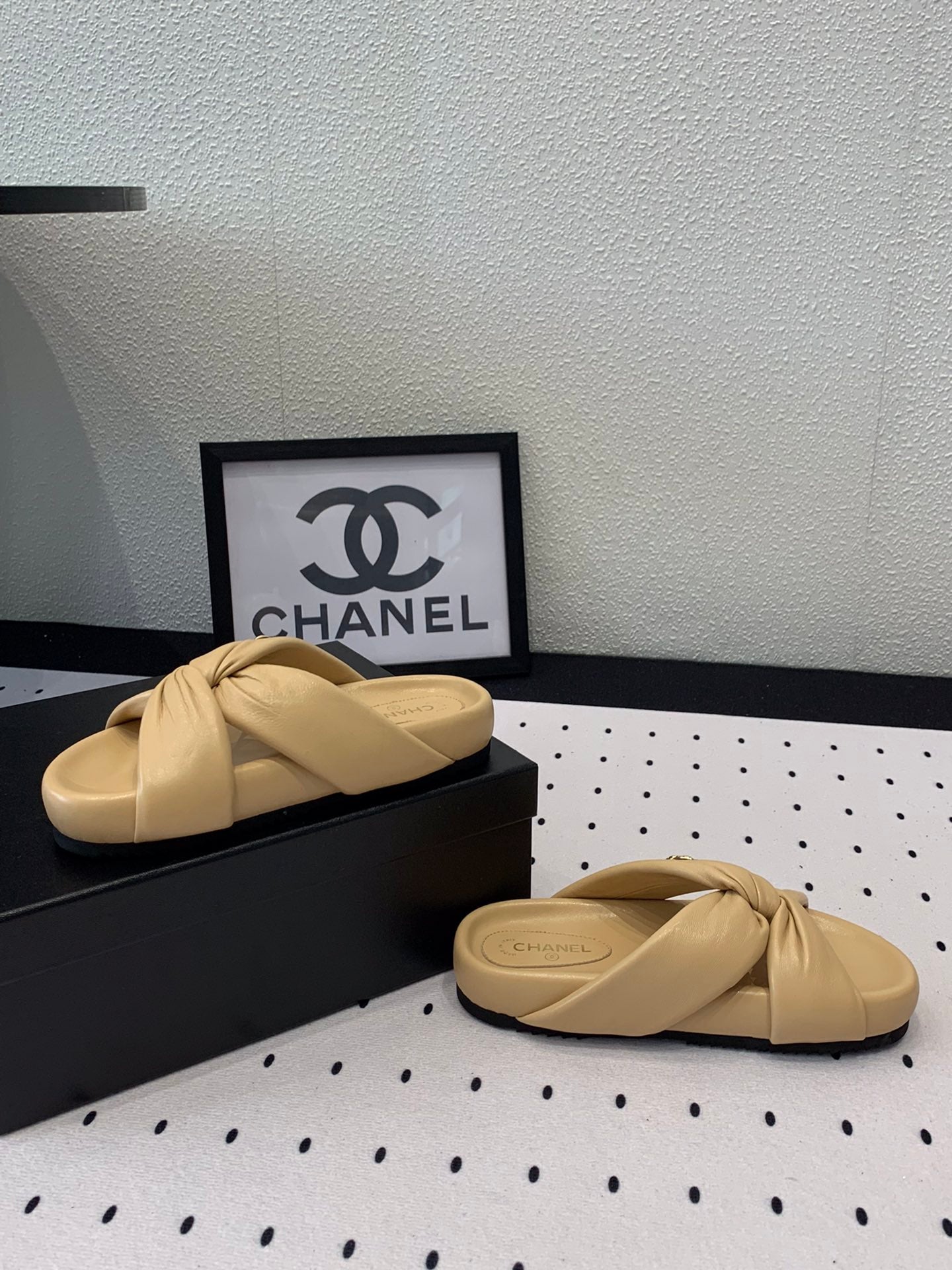 TWISTED SLIPPERS IN DARK CREAM LAMBSKIN - 35