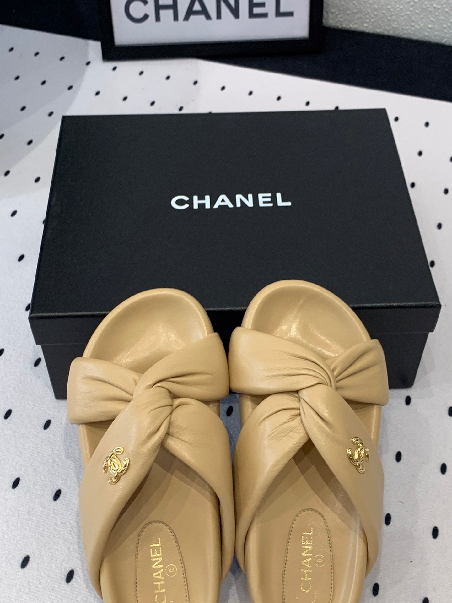 TWISTED SLIPPERS IN DARK CREAM LAMBSKIN - 35