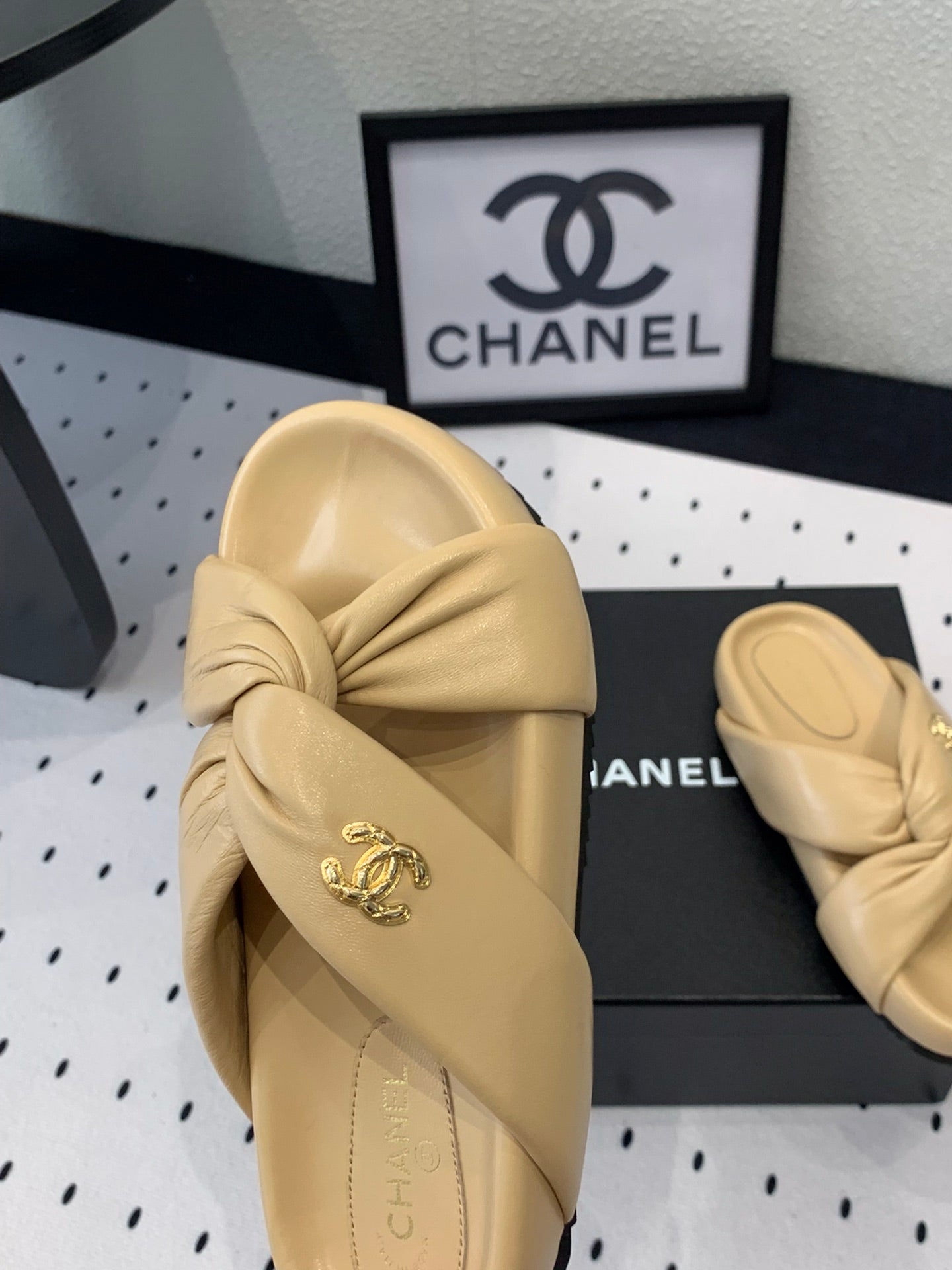 TWISTED SLIPPERS IN DARK CREAM LAMBSKIN - 35