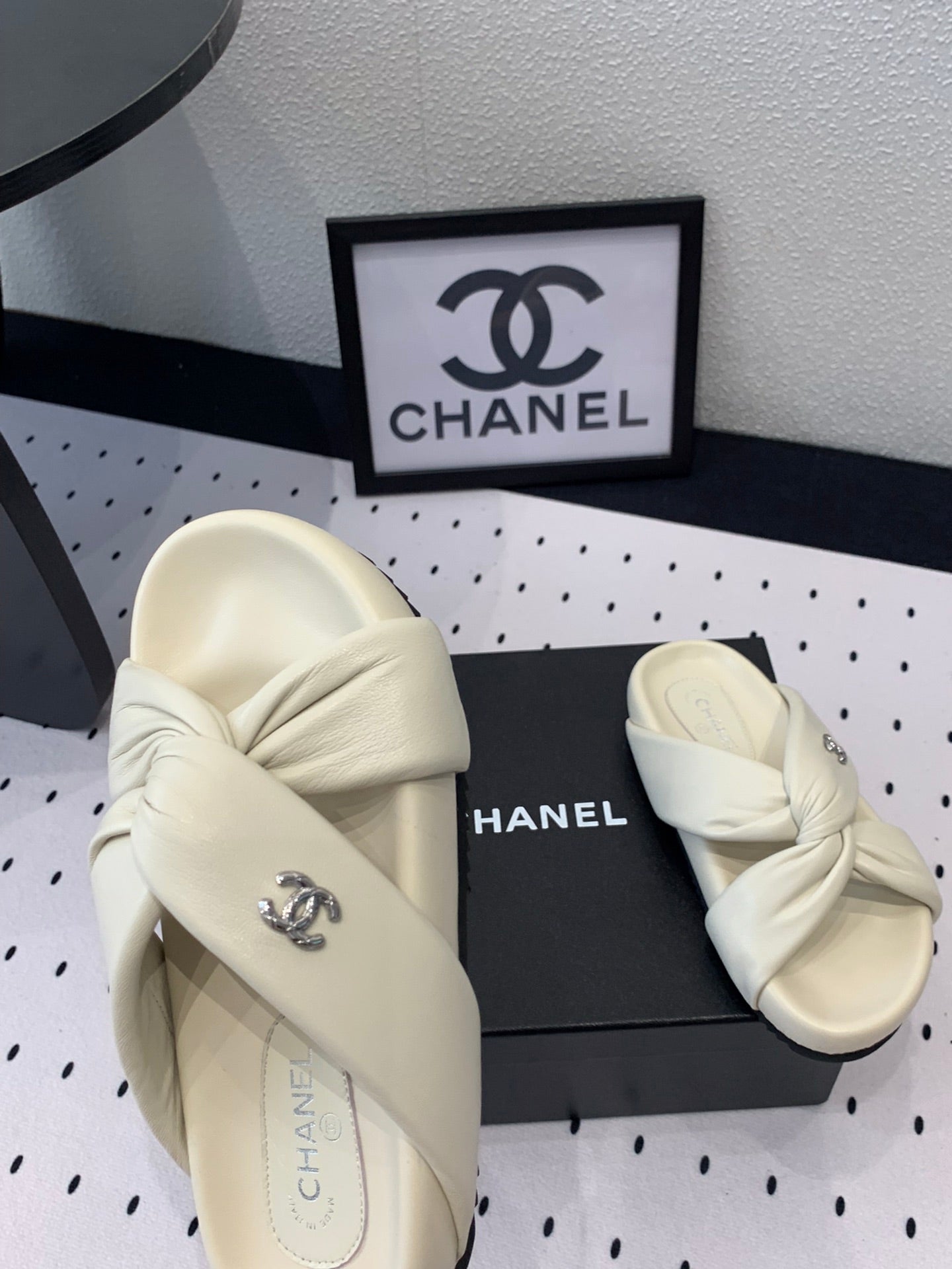 TWISTED SLIPPERS IN WHITE LAMBSKIN - 35