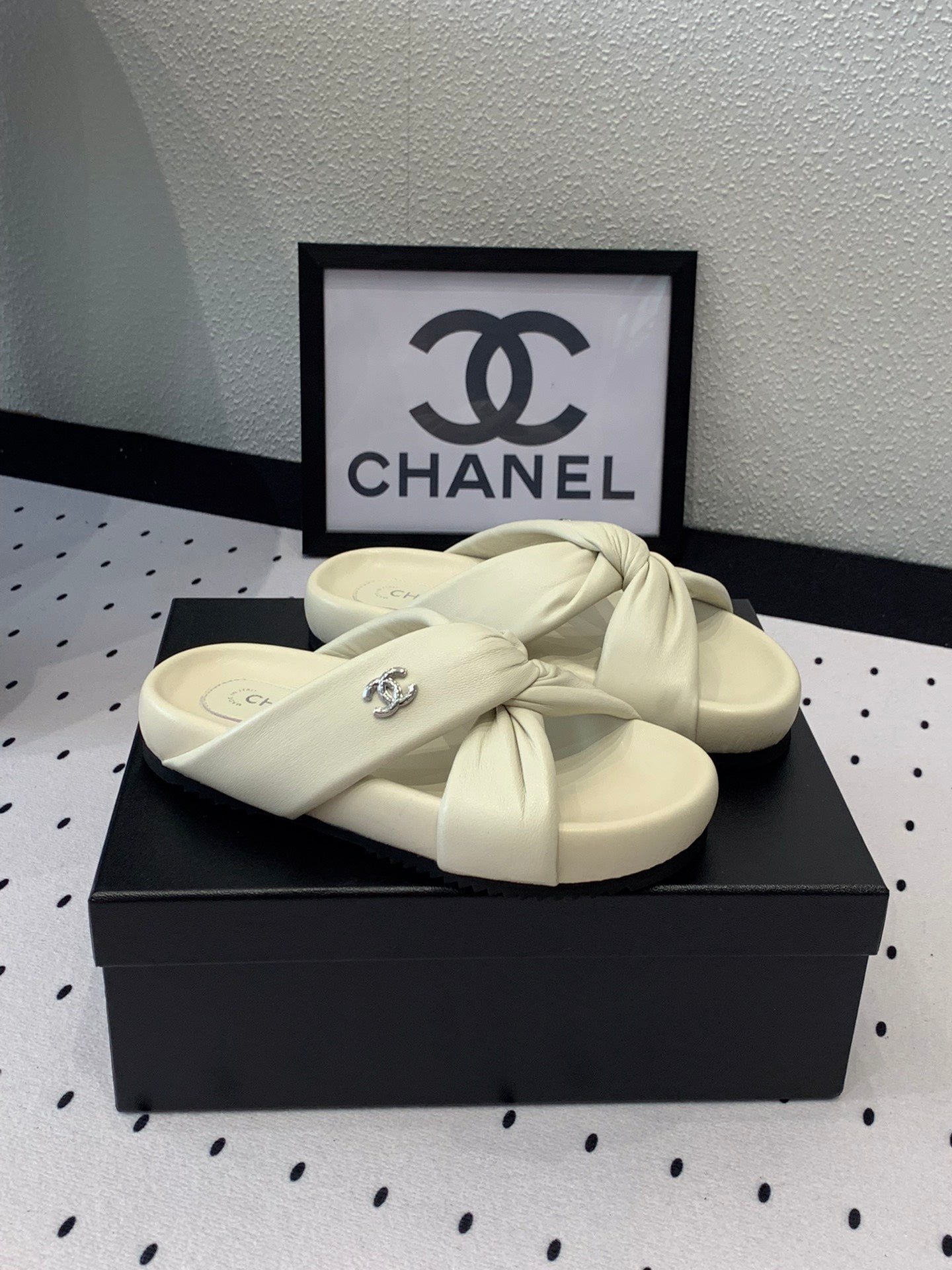TWISTED SLIPPERS IN WHITE LAMBSKIN - 35