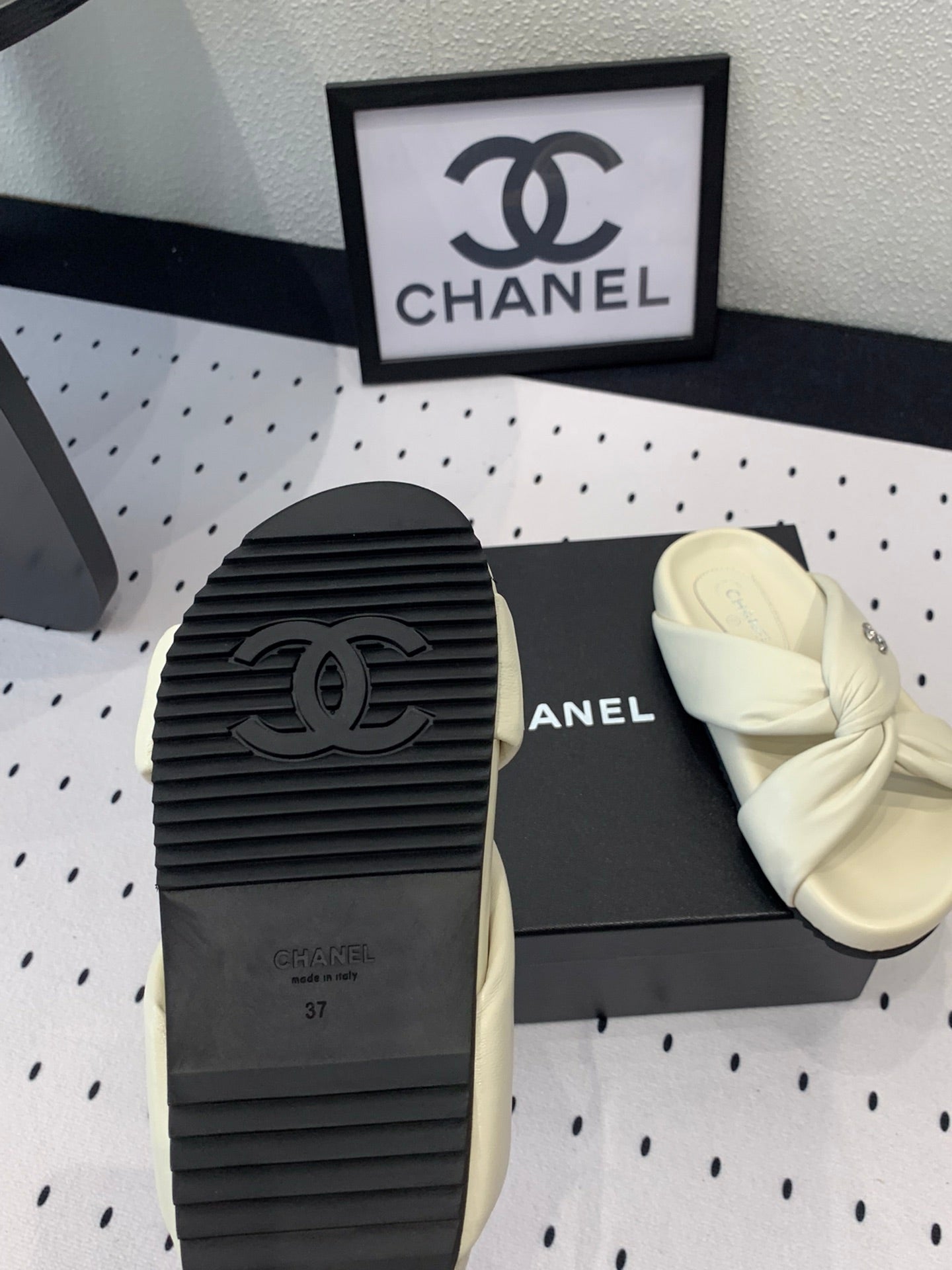 TWISTED SLIPPERS IN WHITE LAMBSKIN - 35