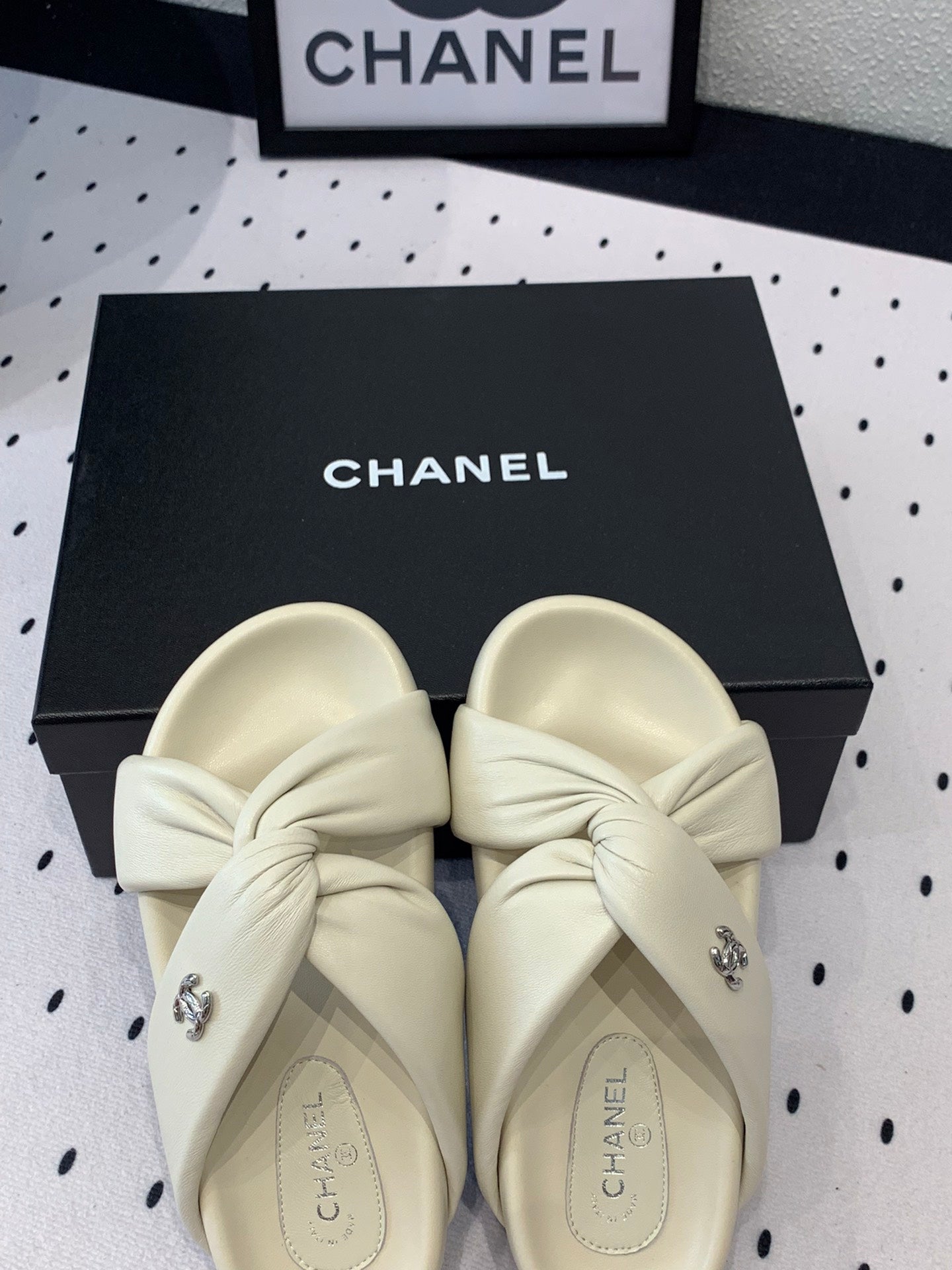 TWISTED SLIPPERS IN WHITE LAMBSKIN - 35