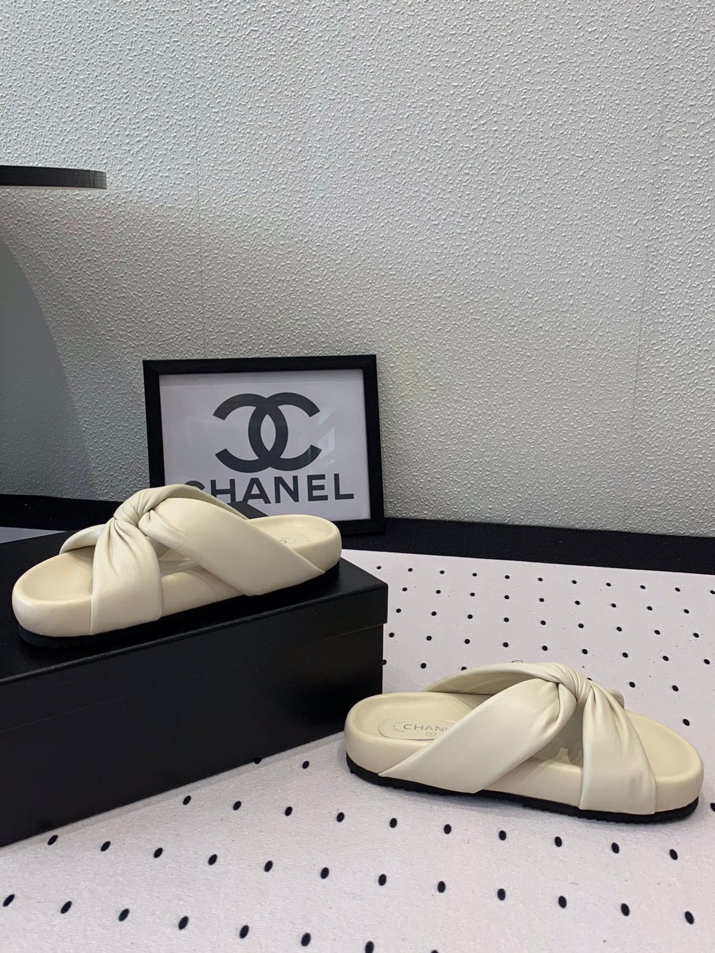 TWISTED SLIPPERS IN WHITE LAMBSKIN - 35