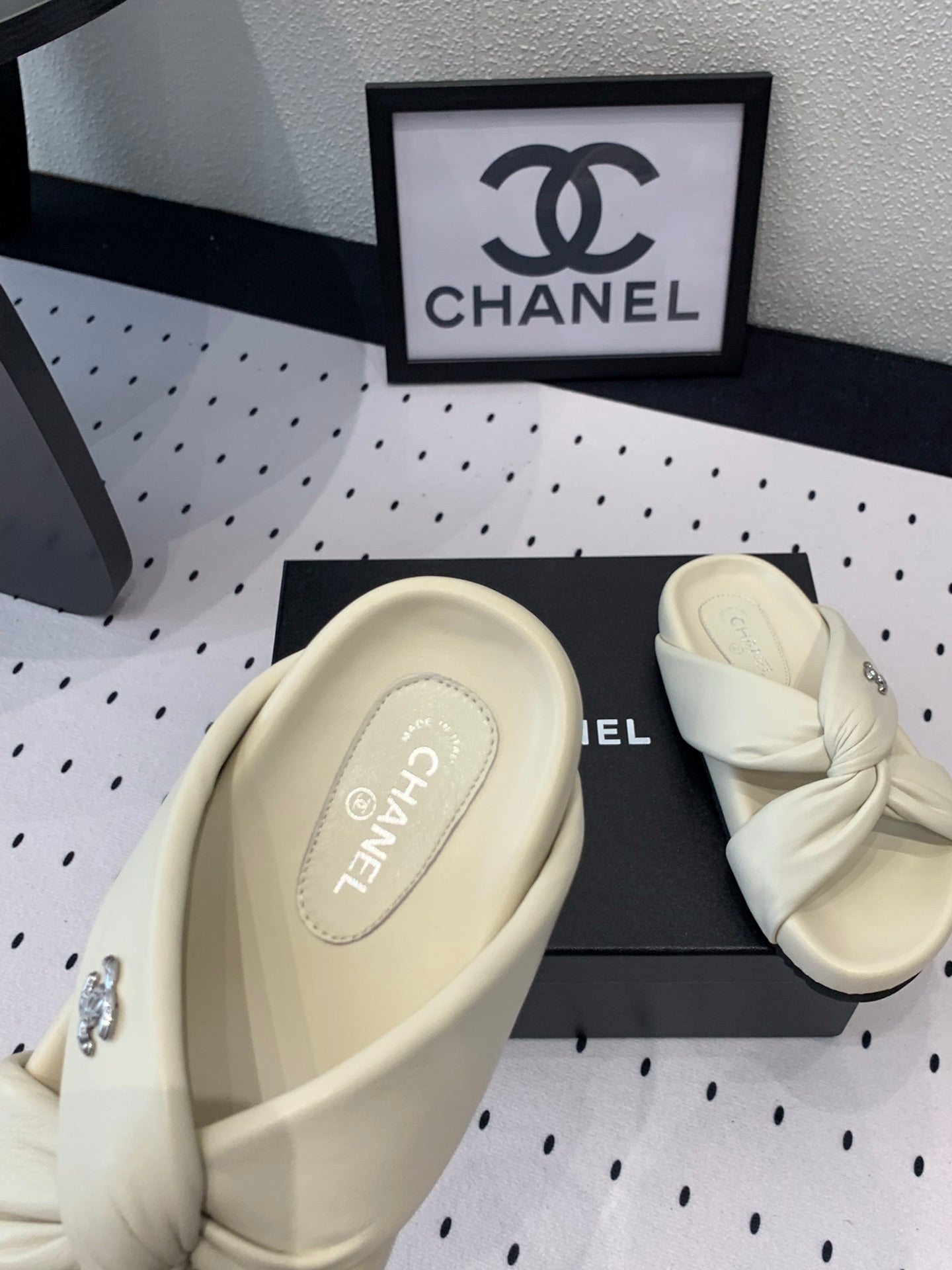 TWISTED SLIPPERS IN WHITE LAMBSKIN - 35