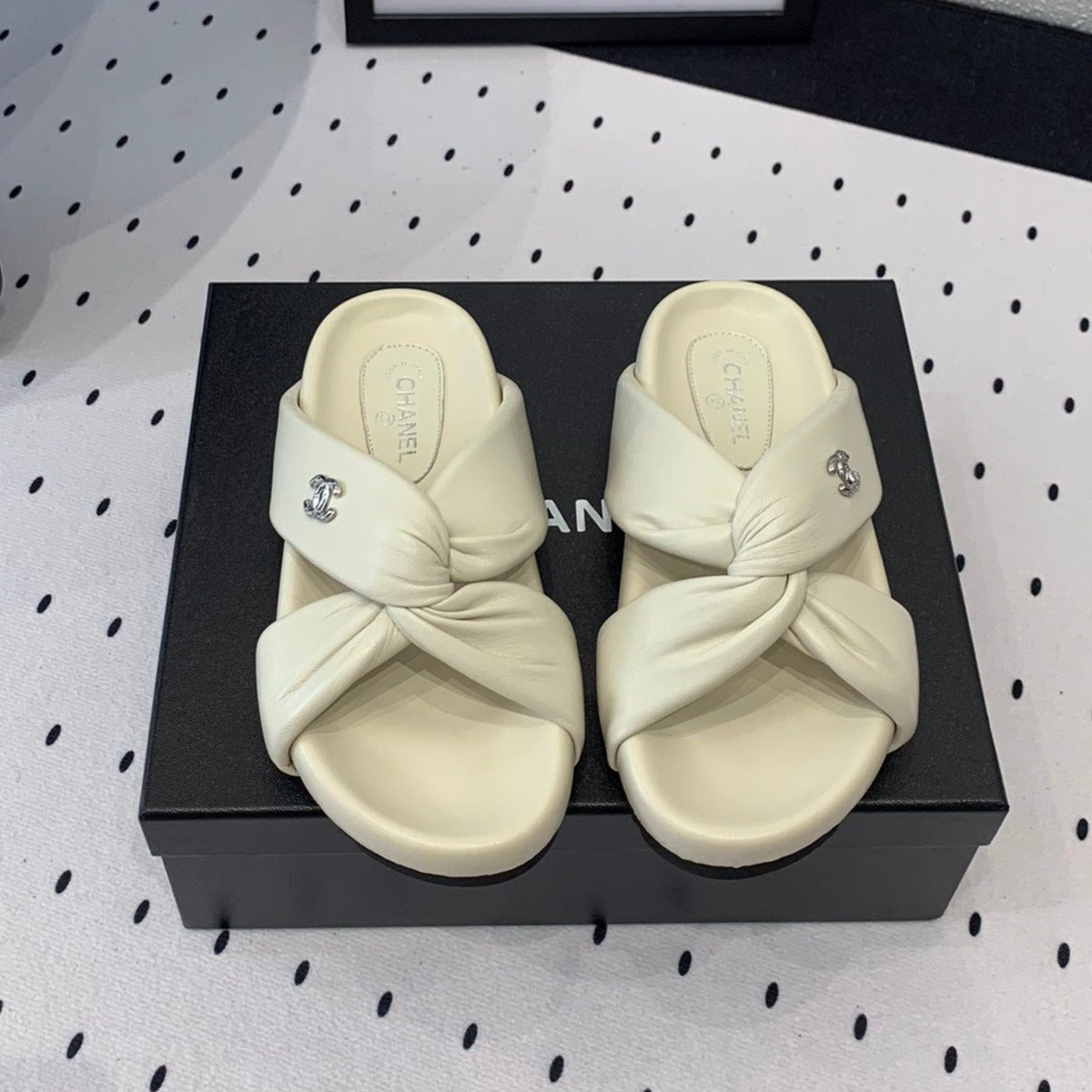 TWISTED SLIPPERS IN WHITE LAMBSKIN - 35