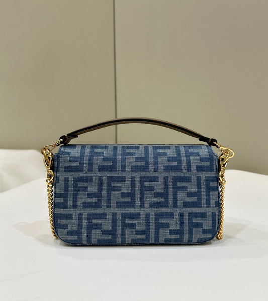BAGUETTE MINI 19 СУМКА З ДЕНІМУ З МОНОГРАМОЮ КОЛЬОРУ CERULEAN BLUE ІЗ ЗОЛОТОЮ ФУРНІТУРОЮ