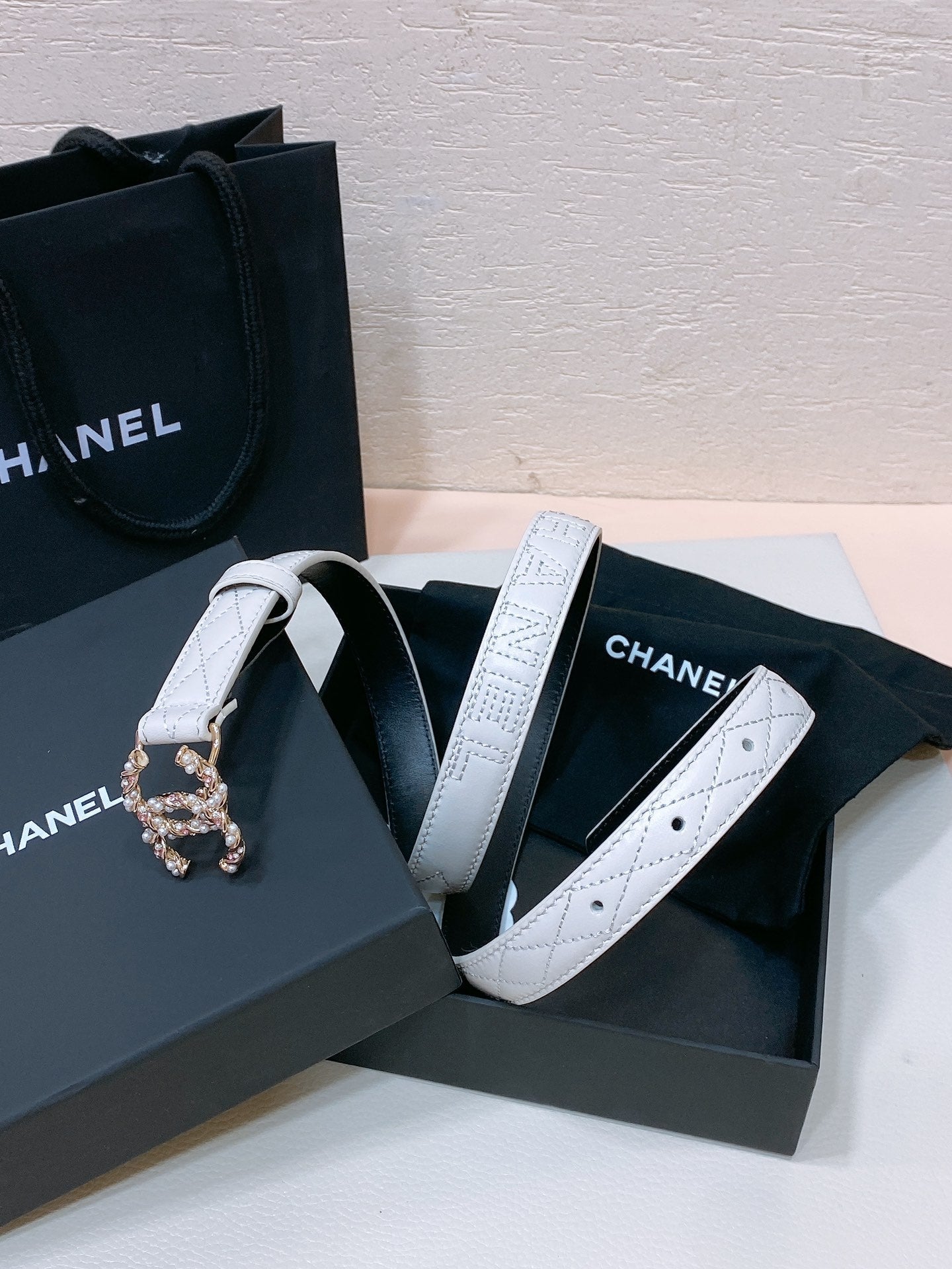 CC BELT 20MM IN WHITE EMBROIDERED CALFSKIN GOLD HARDWARE ATTACH PEARL - 30