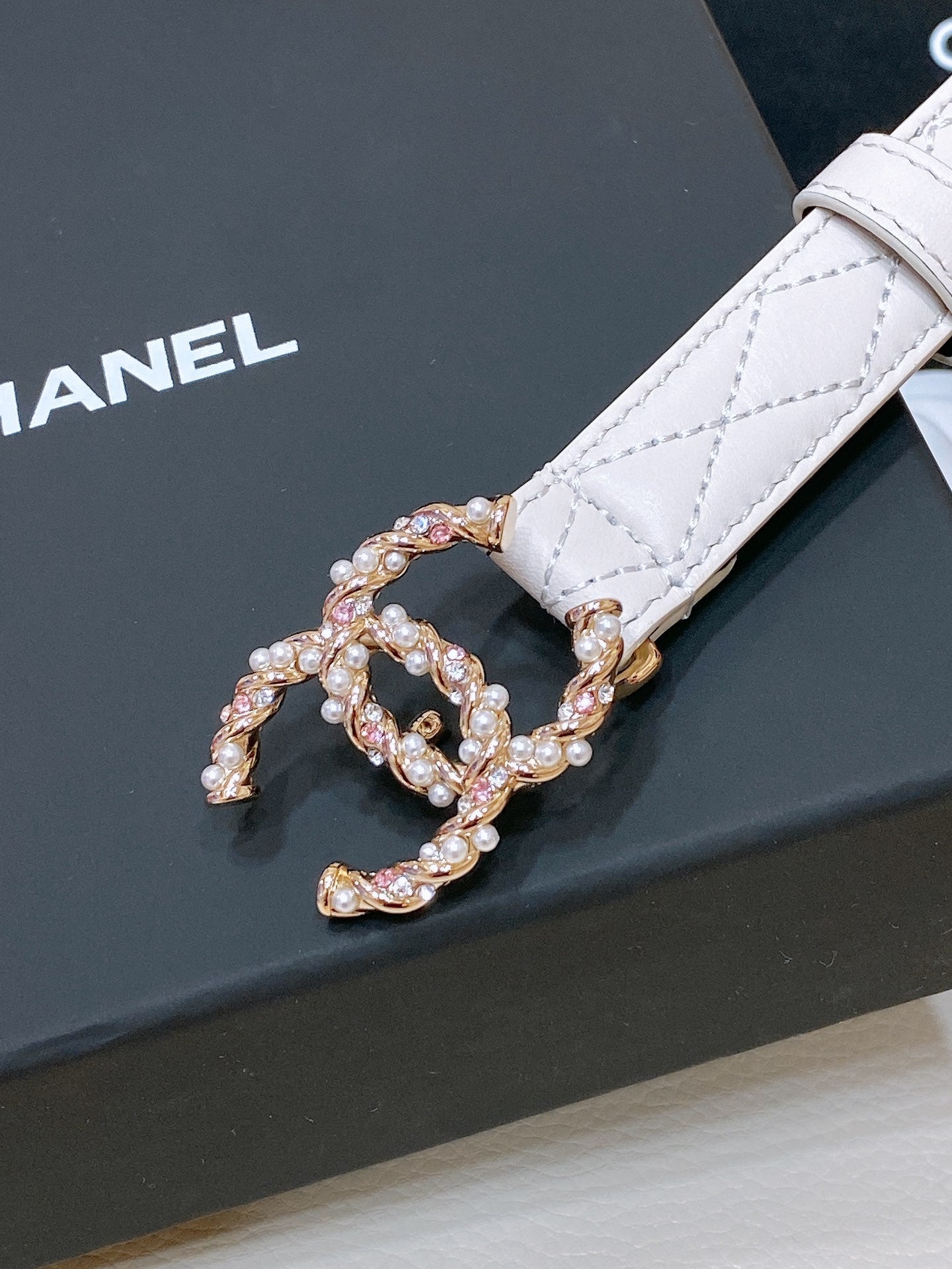 CC BELT 20MM IN WHITE EMBROIDERED CALFSKIN GOLD HARDWARE ATTACH PEARL - 30