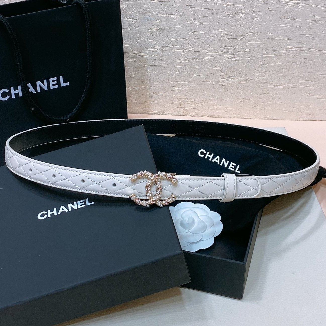 CC BELT 20MM IN WHITE EMBROIDERED CALFSKIN GOLD HARDWARE ATTACH PEARL - 30