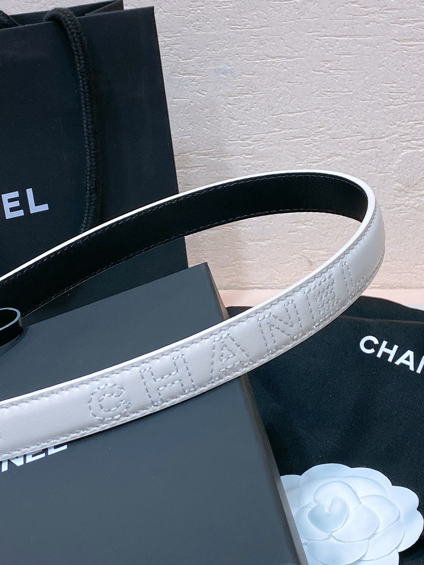 CC BELT 20MM IN WHITE EMBROIDERED CALFSKIN GOLD HARDWARE ATTACH PEARL - 30