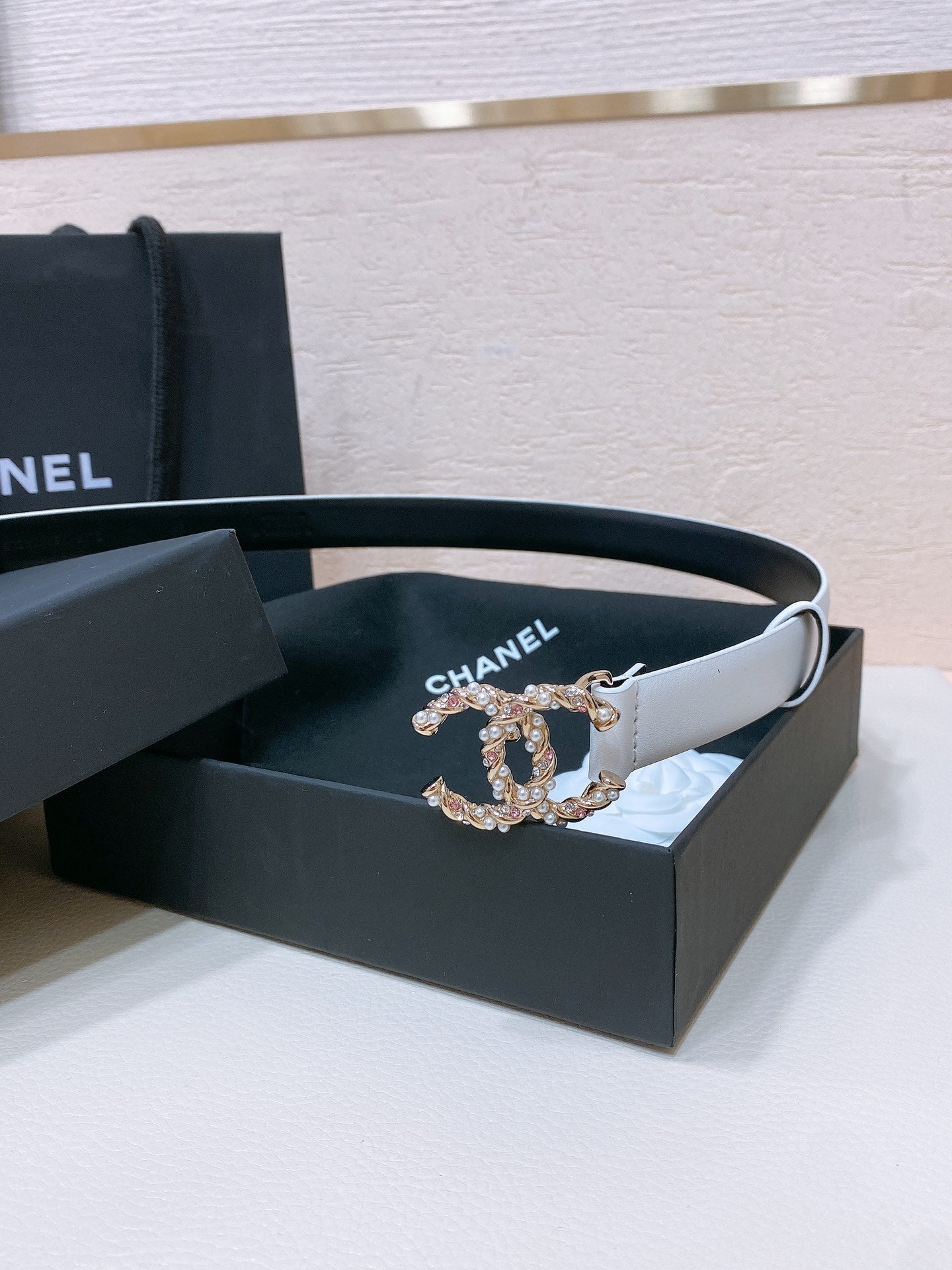 CC BELT 20MM IN WHITE CALFSKIN GOLD HARDWARE ATTACH PEARLS - 30