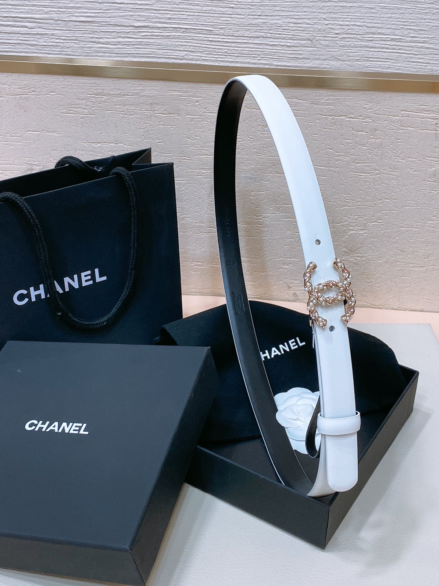 CC BELT 20MM IN WHITE CALFSKIN GOLD HARDWARE ATTACH PEARLS - 30