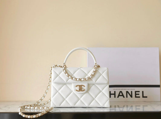 СУМКА CHANEL FLAP BAG 25S 21 СМ З БІЛОЇ ОВЧИНИ ІЗ ЗОЛОТОЮ ФУРНІТУРОЮ
