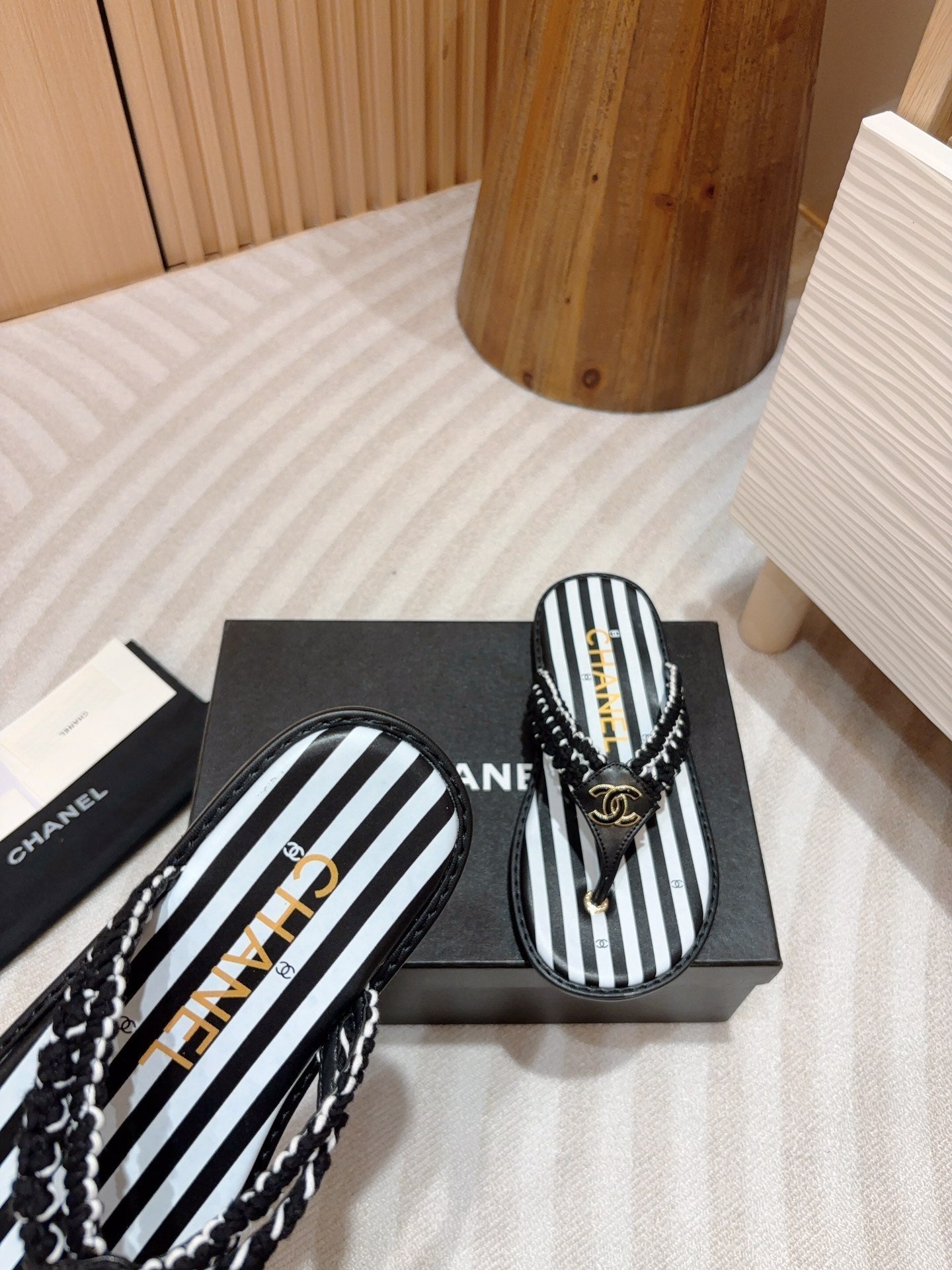 CC WOVEN FLIP FLOP WHITE MIX BLACK SHEEPSKIN - 35