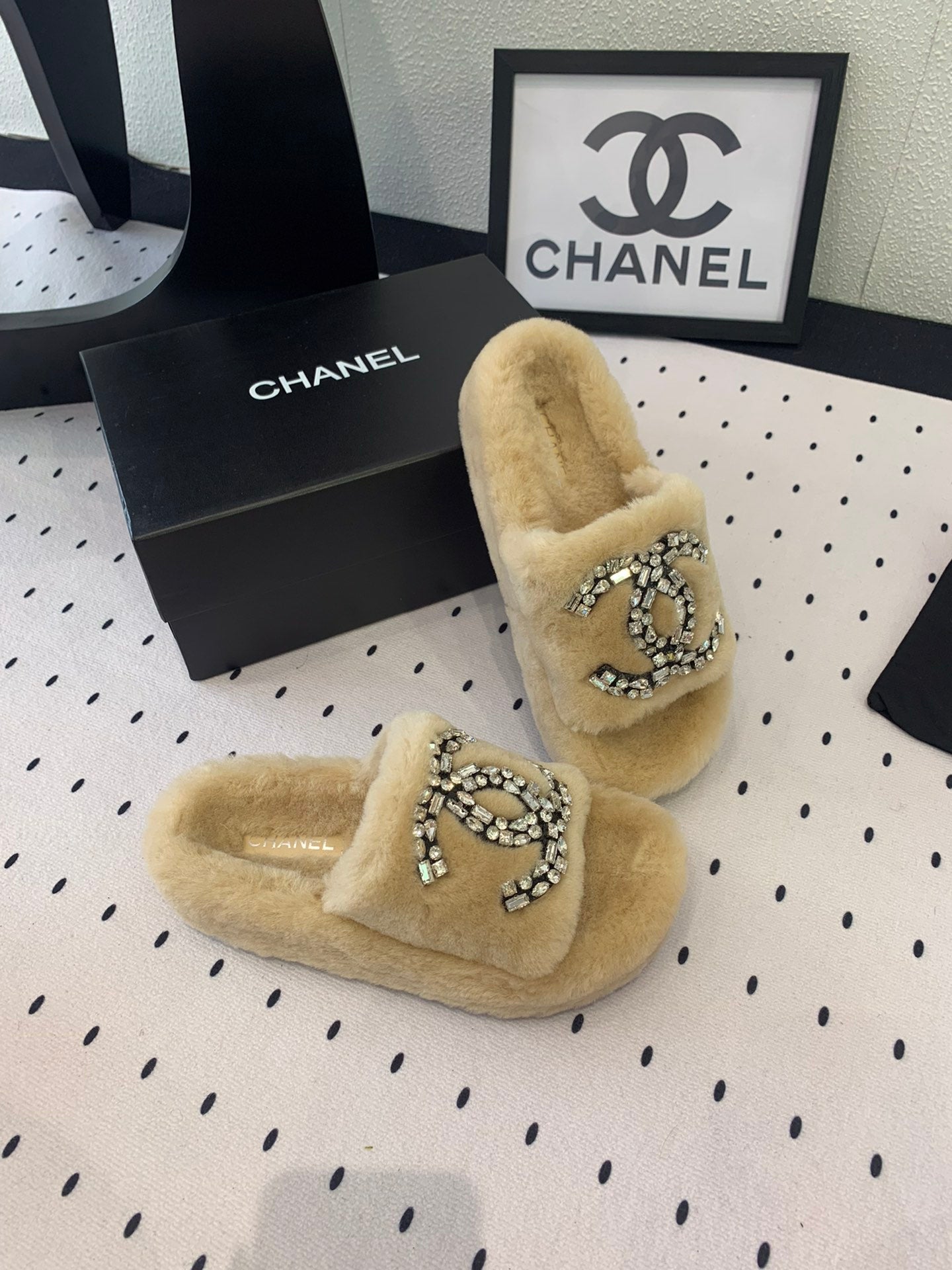 THICK-SOLED SLIPPERS IN BEIGE CREAM SHEEP WOOL - 35