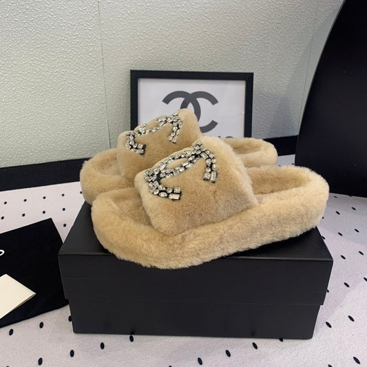 THICK-SOLED SLIPPERS IN BEIGE CREAM SHEEP WOOL - 35