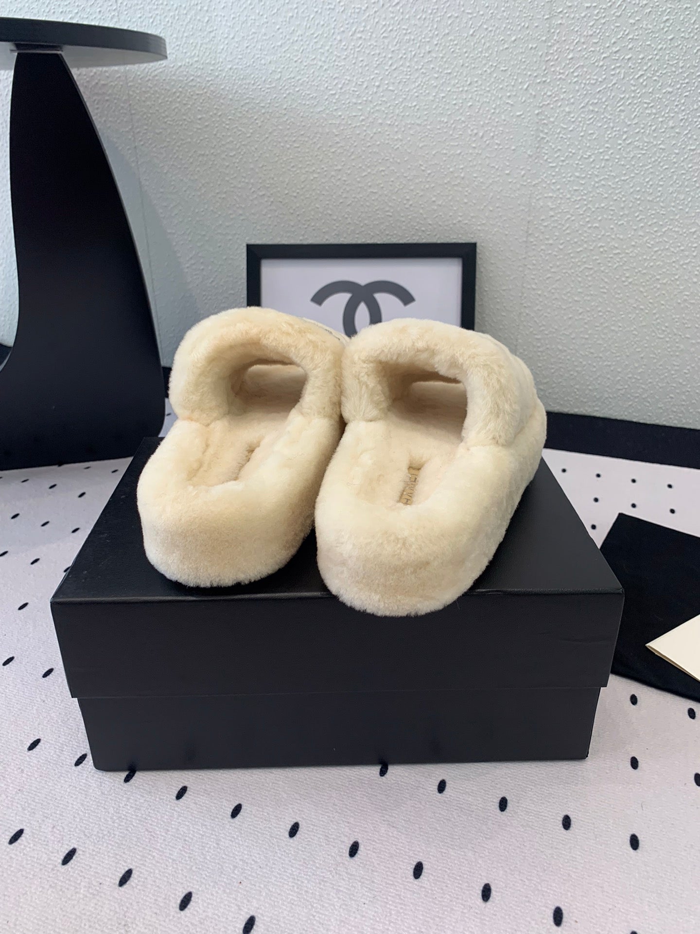 THICK-SOLED SLIPPERS IN WHITE SHEEP WOOL - 35