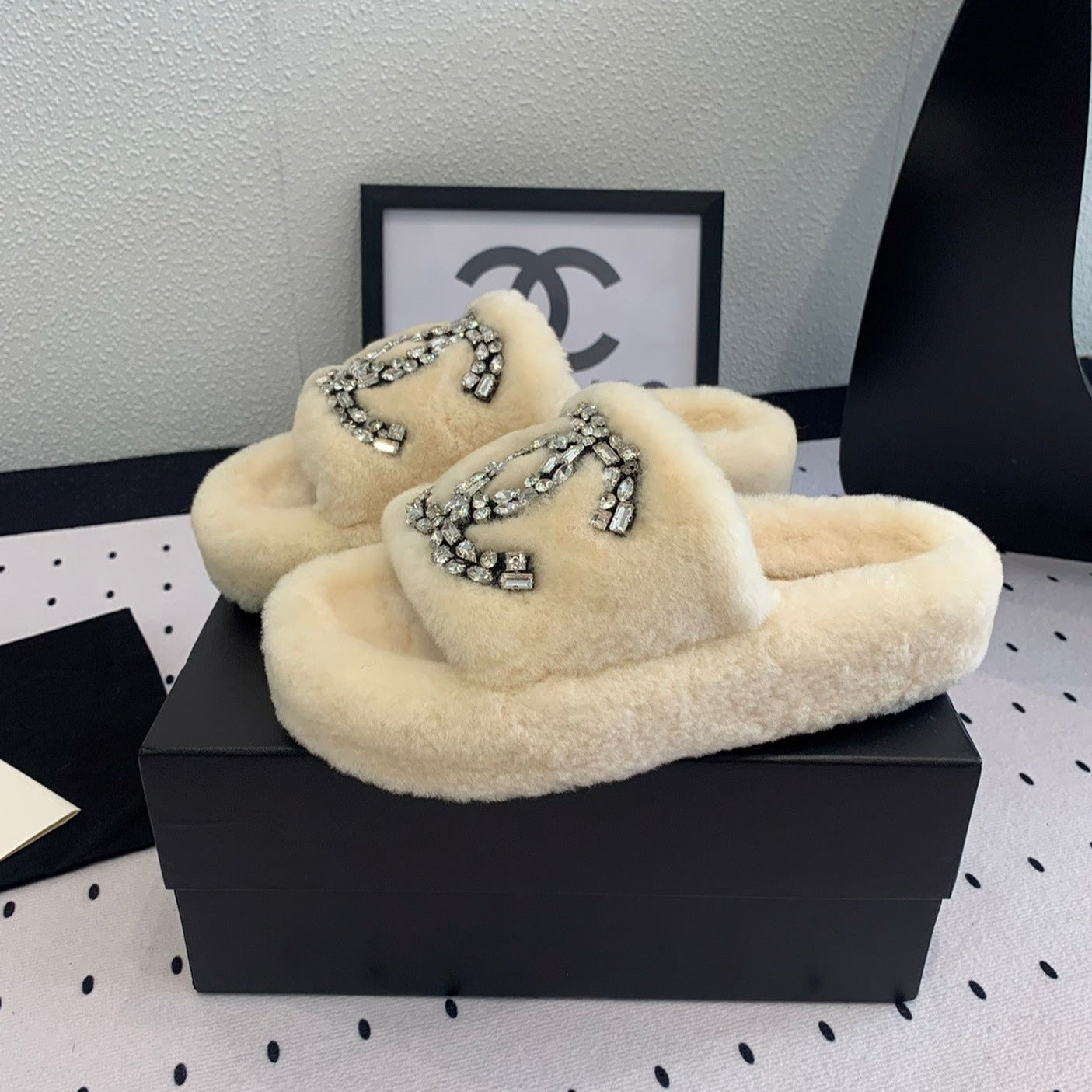 THICK-SOLED SLIPPERS IN WHITE SHEEP WOOL - 35