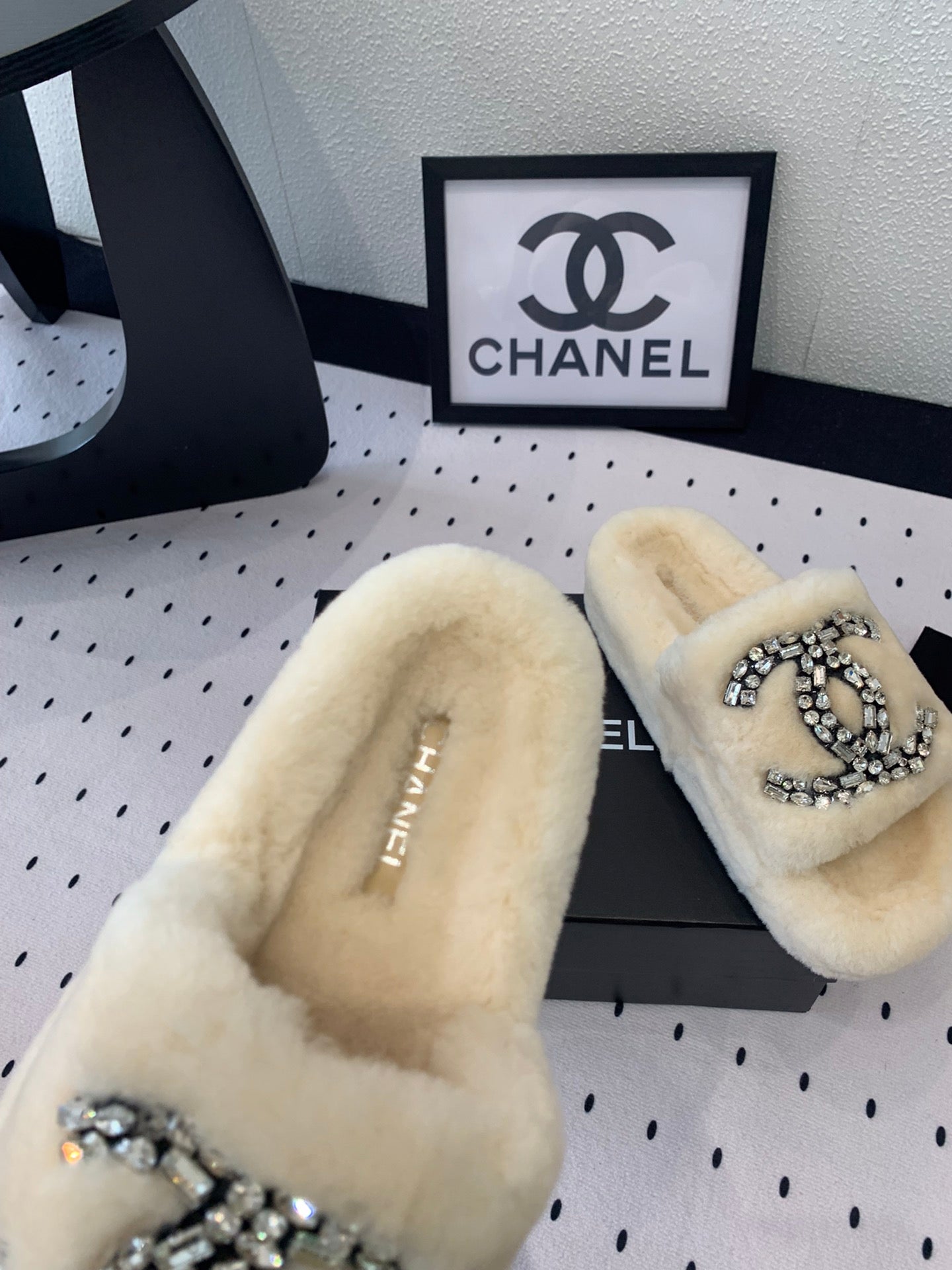 THICK-SOLED SLIPPERS IN WHITE SHEEP WOOL - 35