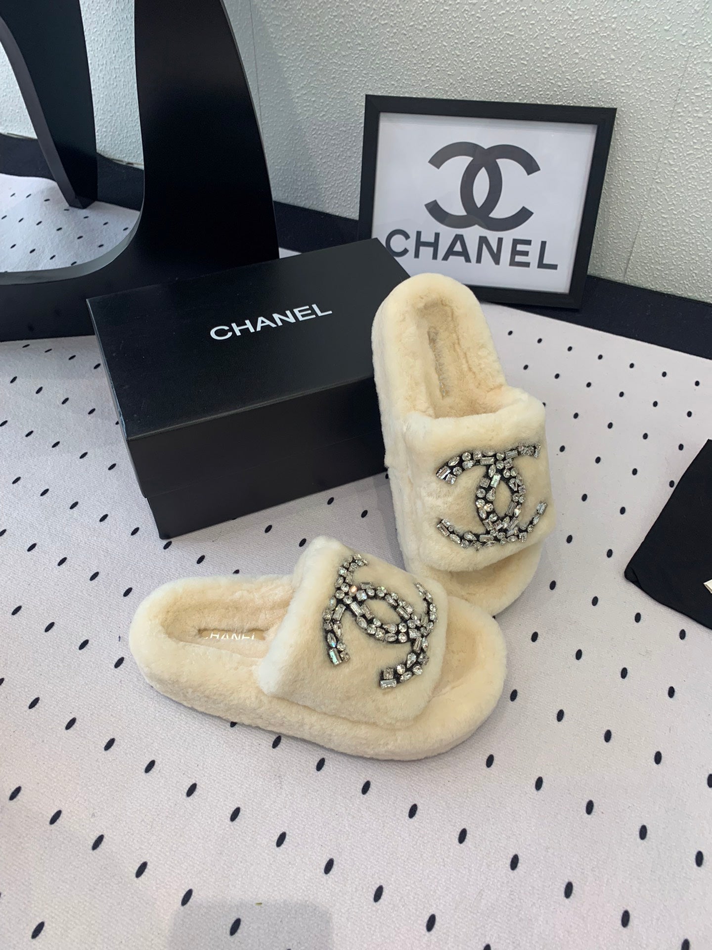 THICK-SOLED SLIPPERS IN WHITE SHEEP WOOL - 35