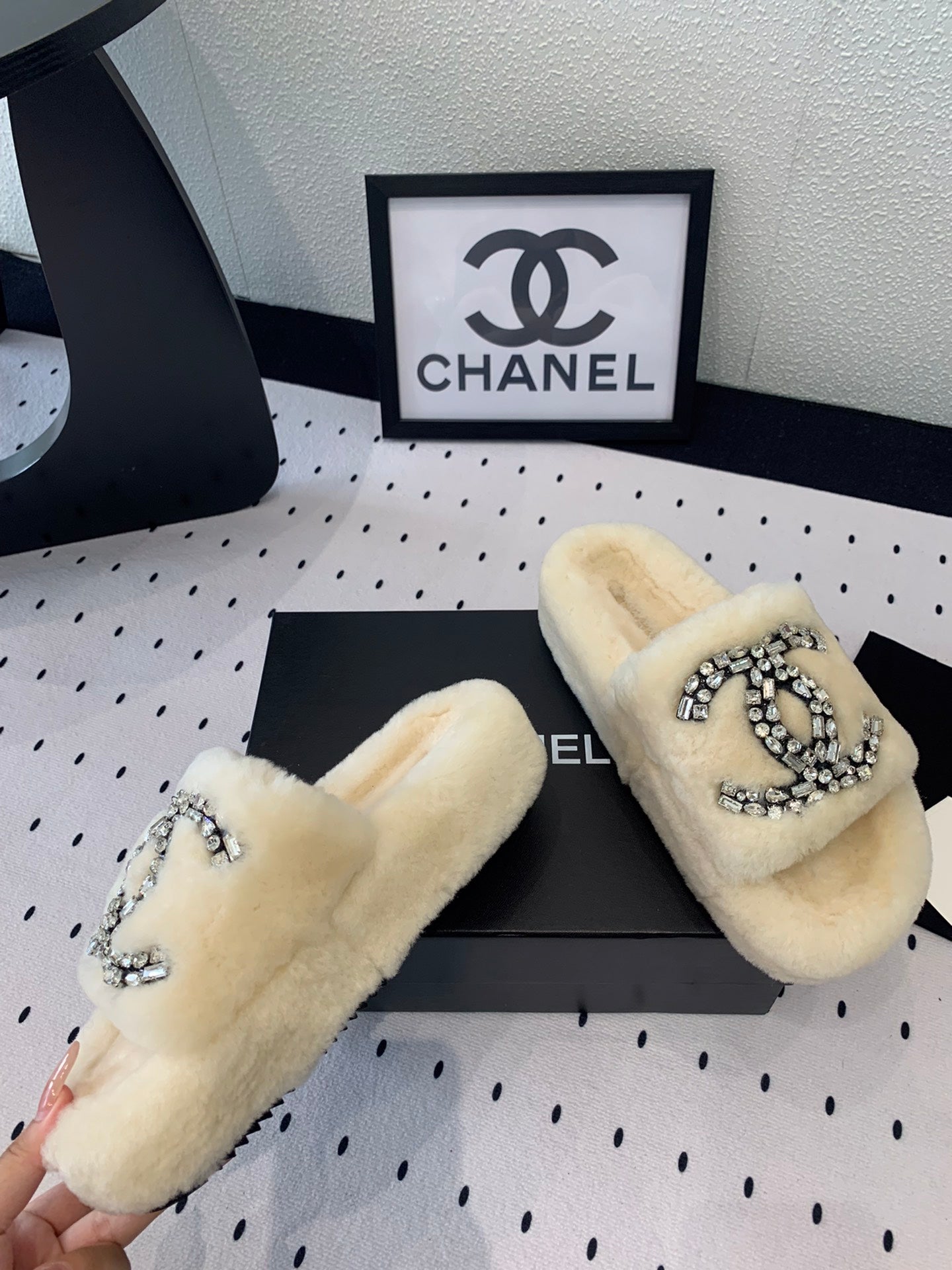 THICK-SOLED SLIPPERS IN WHITE SHEEP WOOL - 35