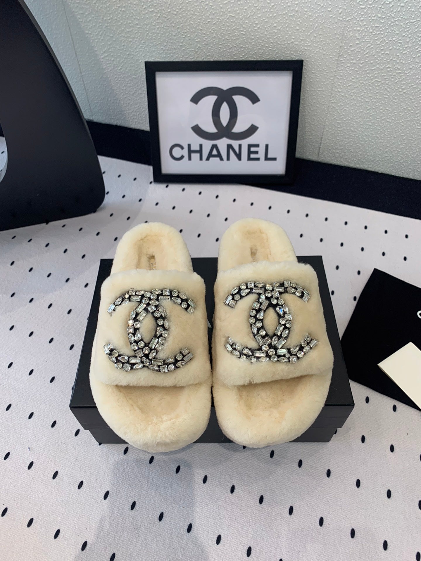THICK-SOLED SLIPPERS IN WHITE SHEEP WOOL - 35