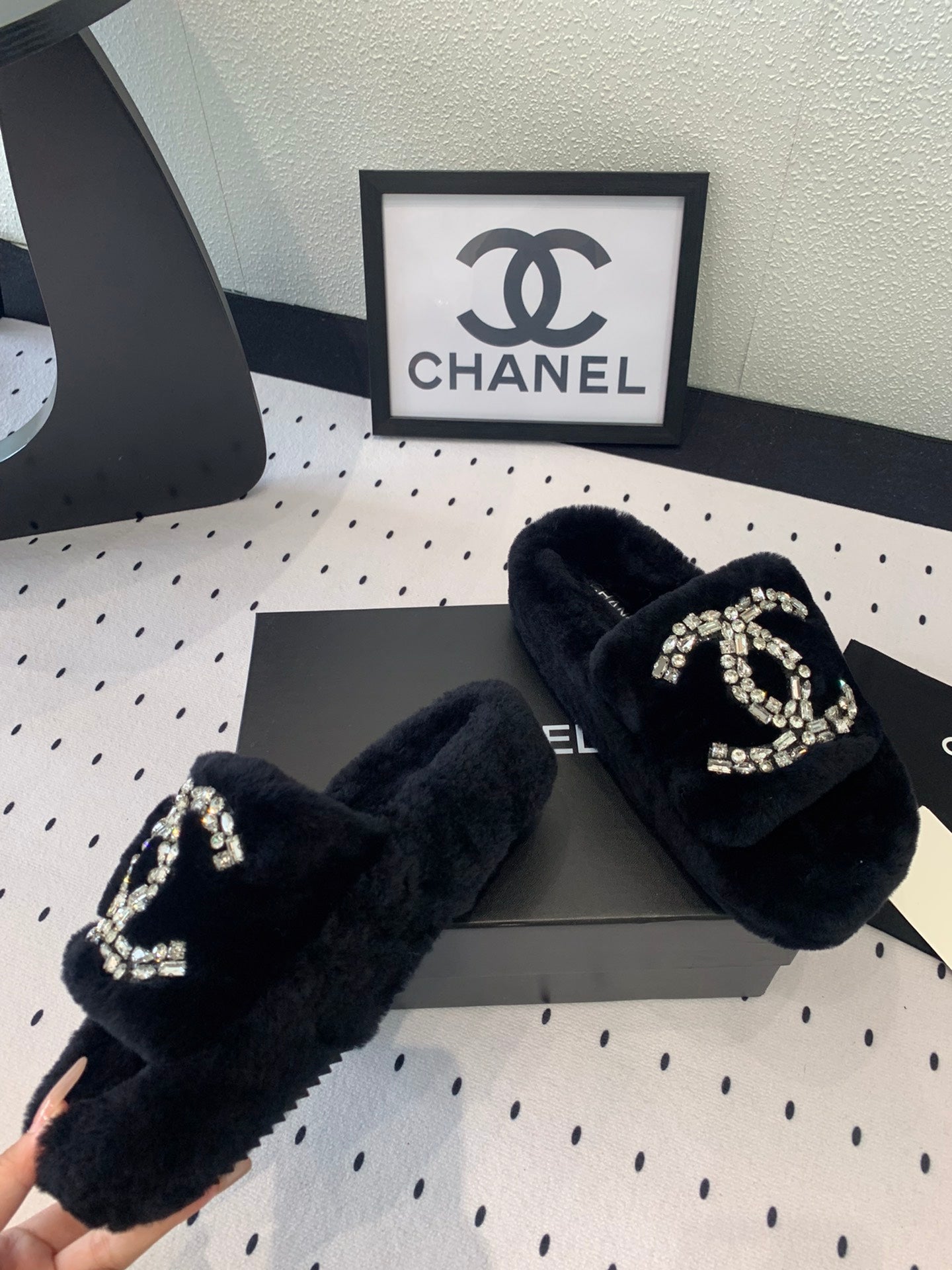 THICK-SOLED SLIPPERS IN BLACK SHEEP WOOL - 35