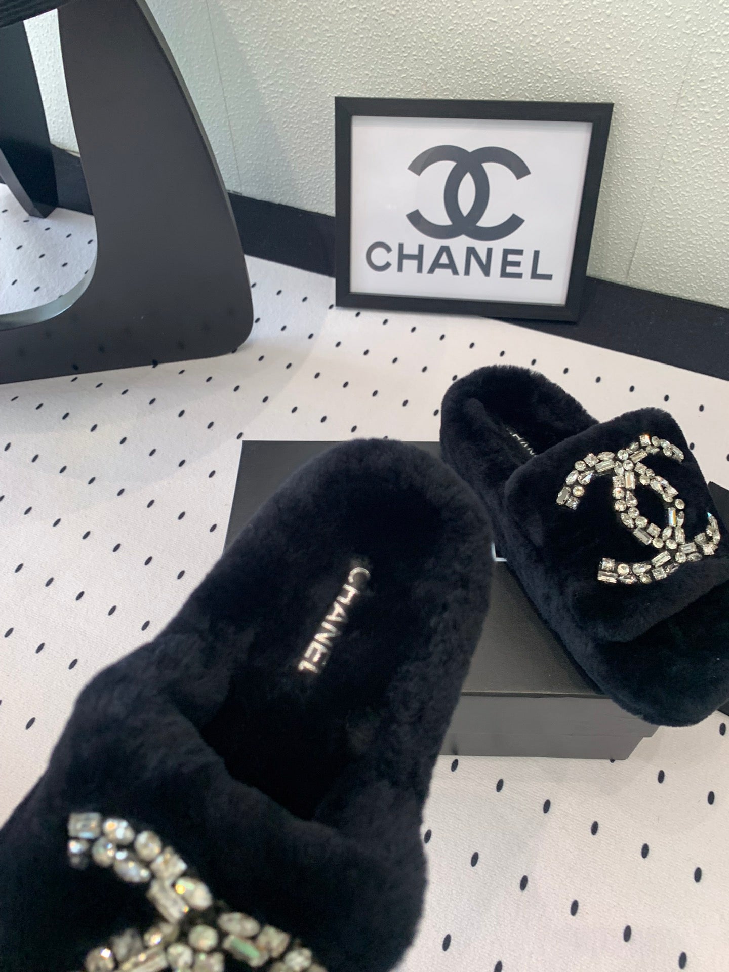 THICK-SOLED SLIPPERS IN BLACK SHEEP WOOL - 35
