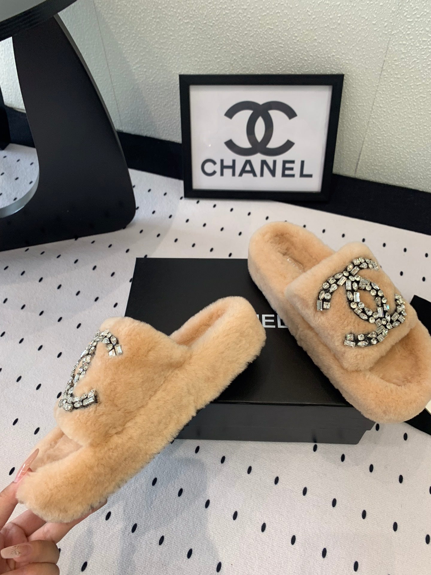 THICK-SOLED SLIPPERS IN BRIGHT CREAM SHEEP WOOL - 35