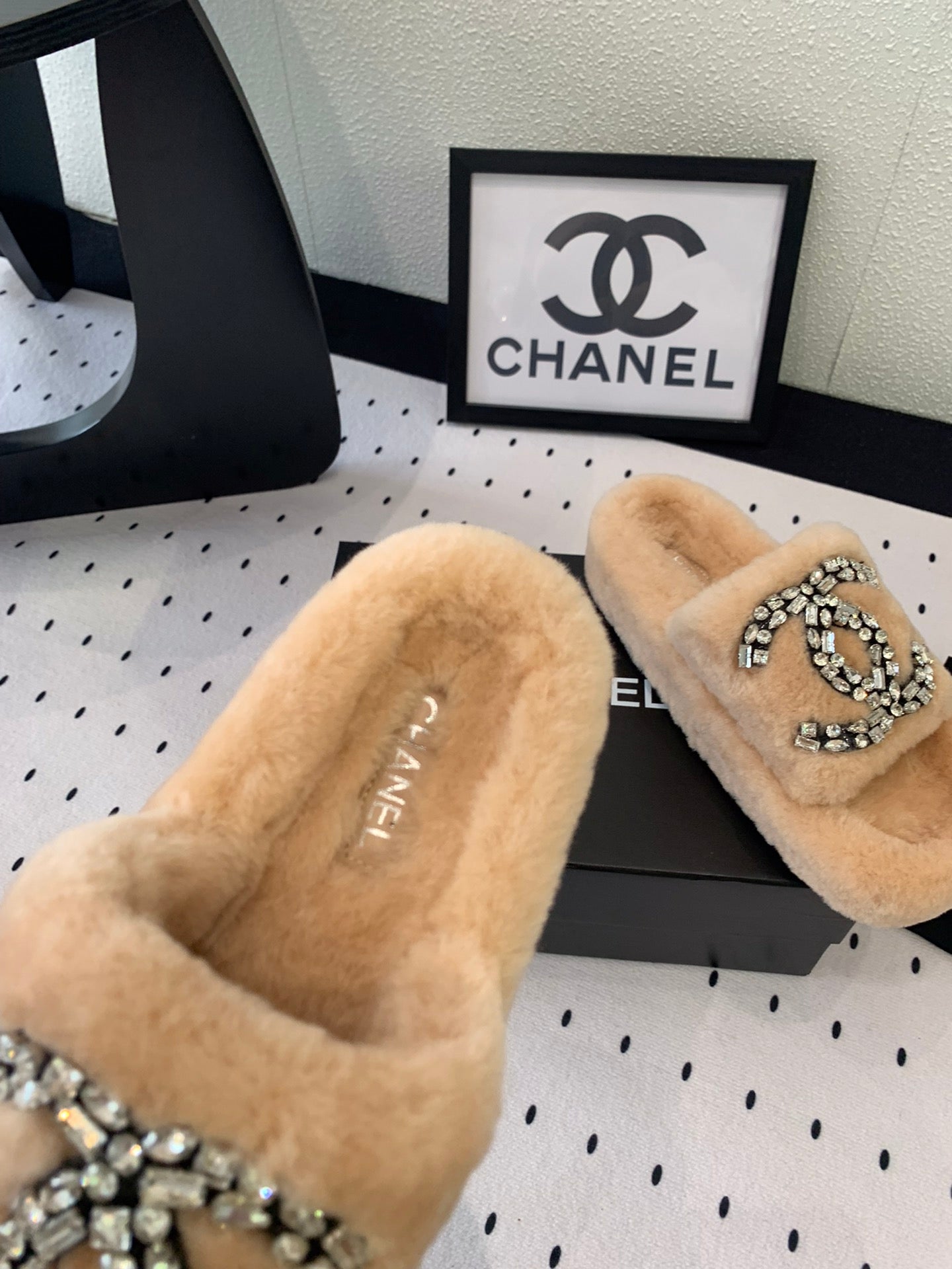 THICK-SOLED SLIPPERS IN BRIGHT CREAM SHEEP WOOL - 35